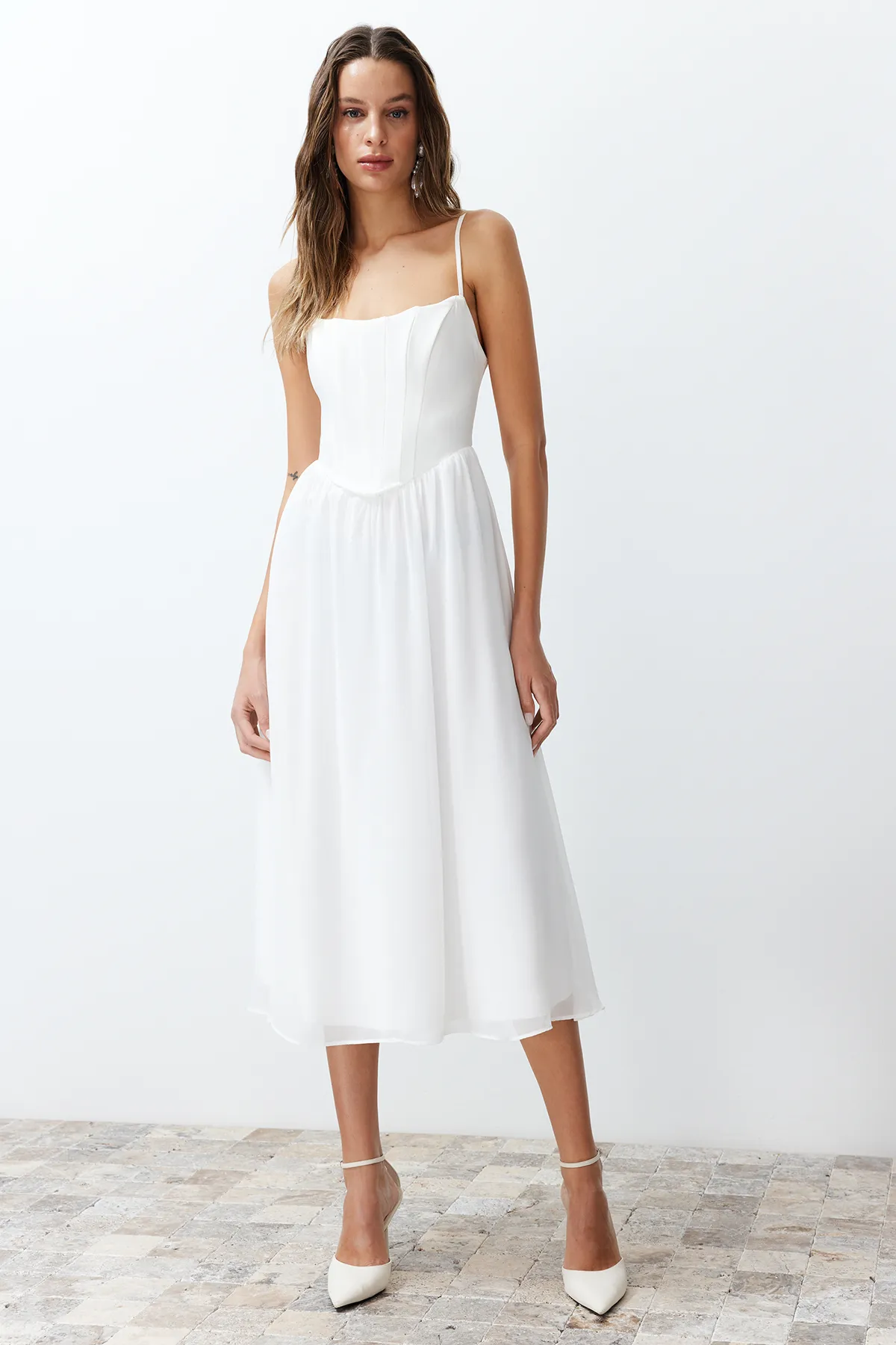 Trendyol Collection  Weißes Taillenöffnungs-/Skater-Futter, Korsett, detailliertes Tüll-Elegantes Abendkleid TPRSS24EL00041