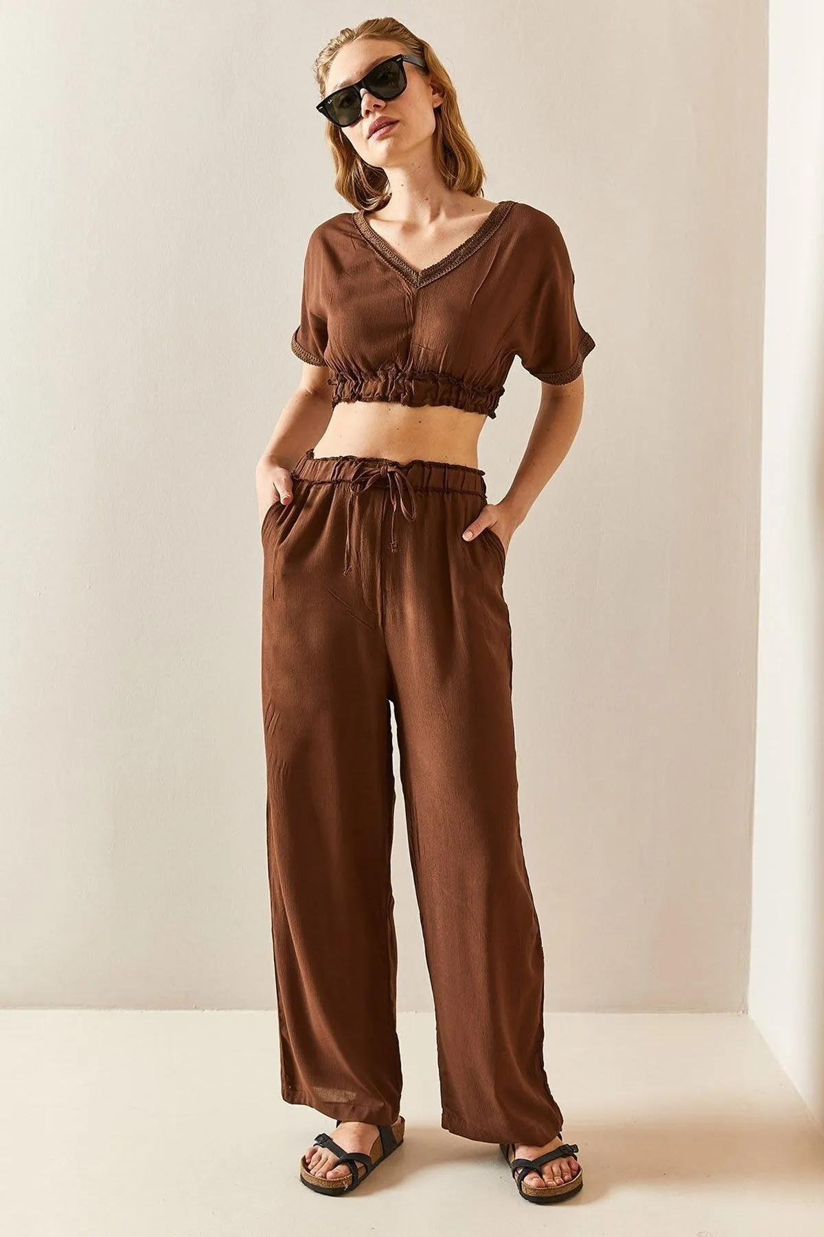 XHAN  Brauner, strukturierter Crop-Anzug mit V-Ausschnitt 3YXK8-47341-18