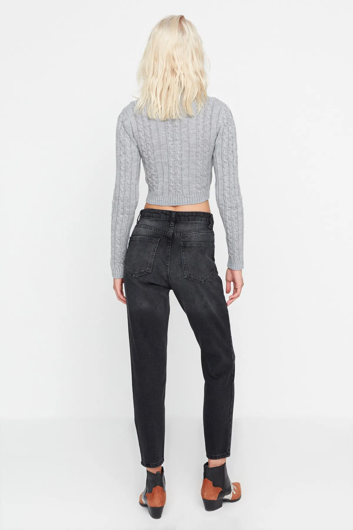 Trendyol Collection  Schwarze Mom-Jeans mit zwei Knöpfen und hoher Taille TWOSS21JE0153