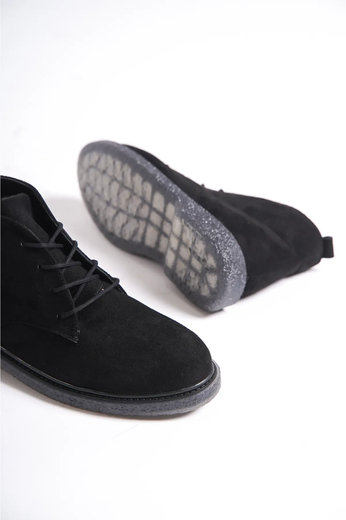 Capone Outfitters  Knöchellange Damenstiefel aus Wildleder mit runder Zehenpartie und Schnürung vorne