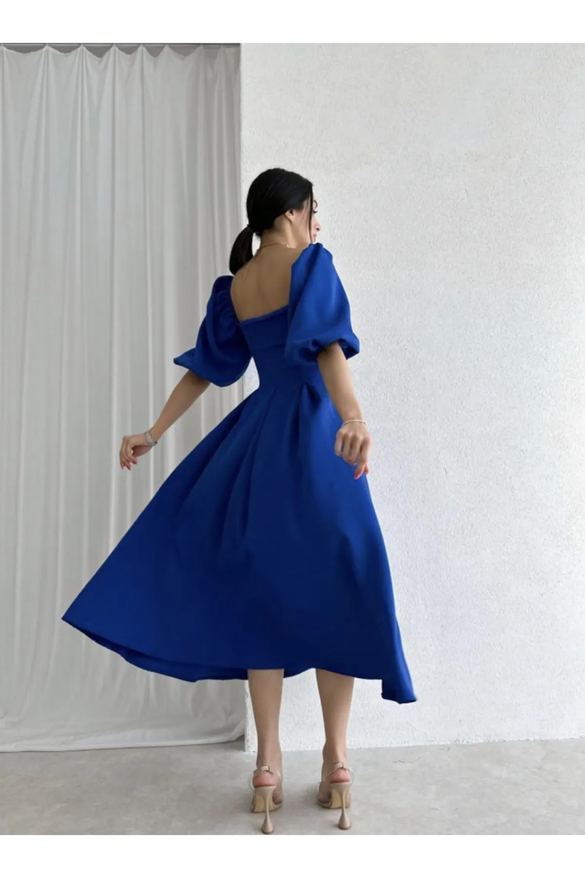 Afiş Butik  Saks – Blaues, plissiertes Midikleid mit eckigem Ausschnitt