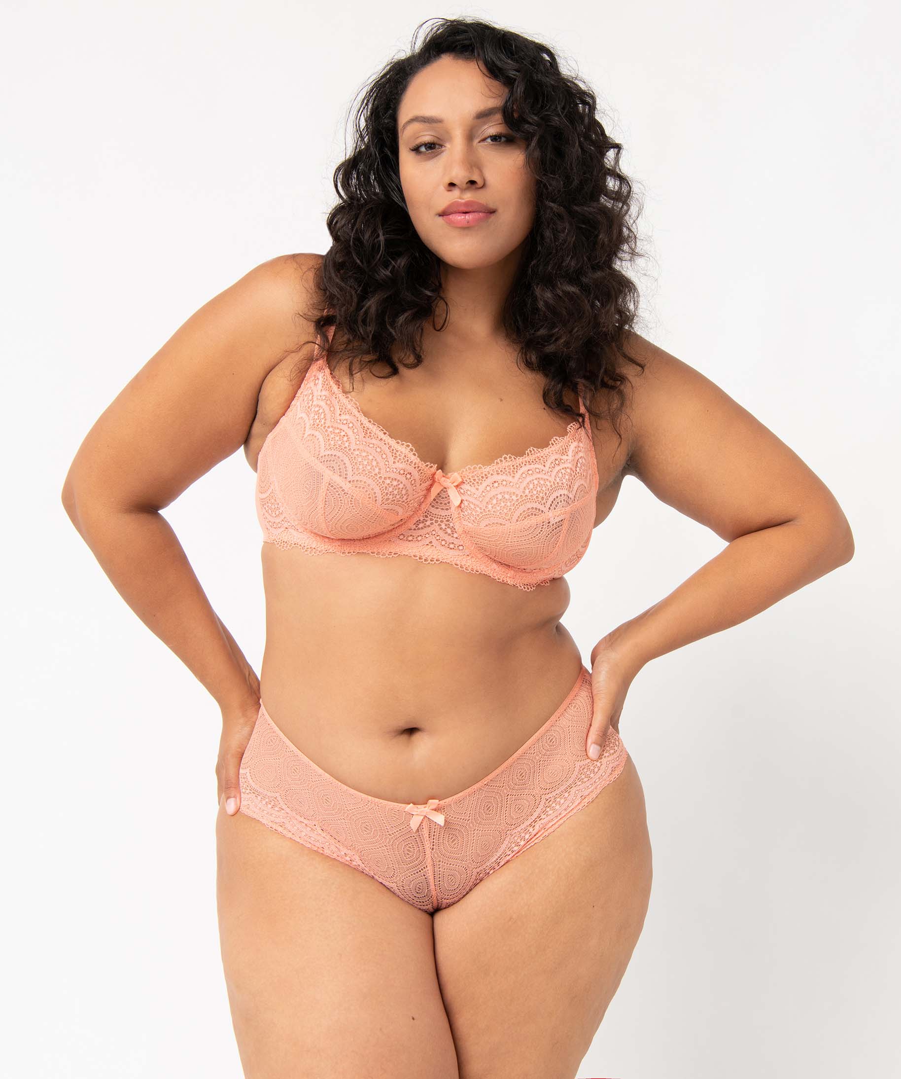 Soutien-gorge emboitant grande taille à armatures en dentelle rose | GEMO