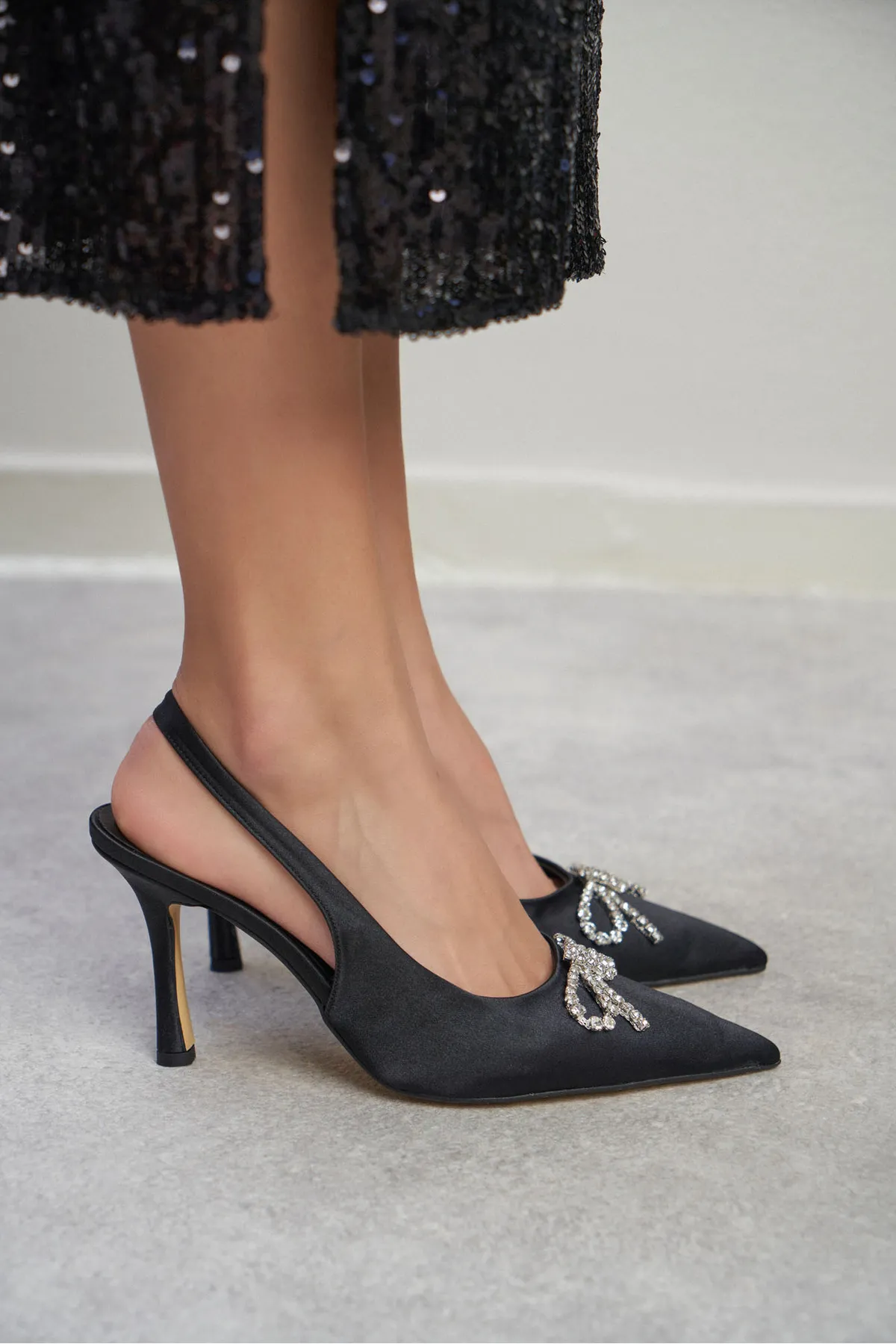 NİŞANTAŞI SHOES  Karina Damen-Schuhe mit Absatz aus schwarzem Satin und Steindetails