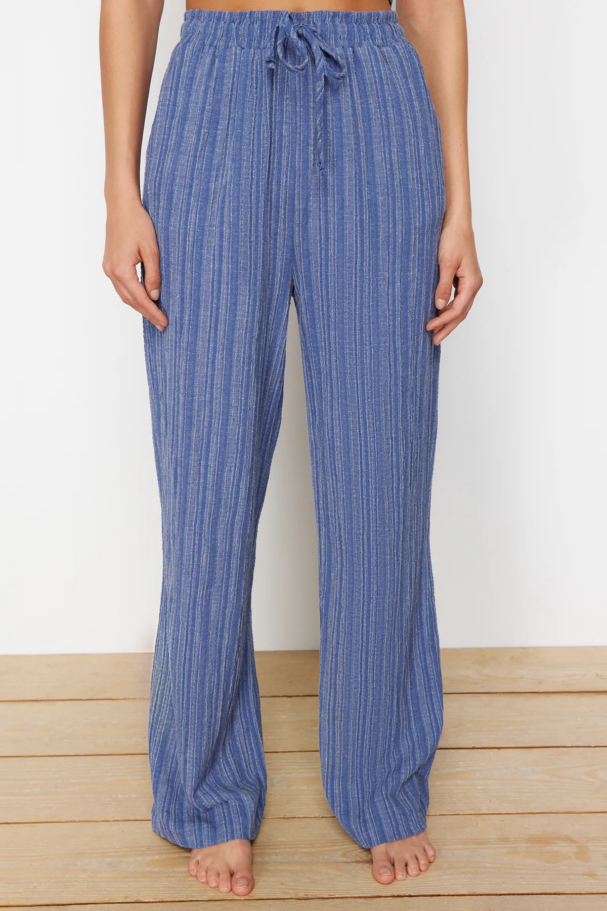 Trendyol Collection  Blaues gewebtes Blusen-Hosen-Set TBESS24AU00076