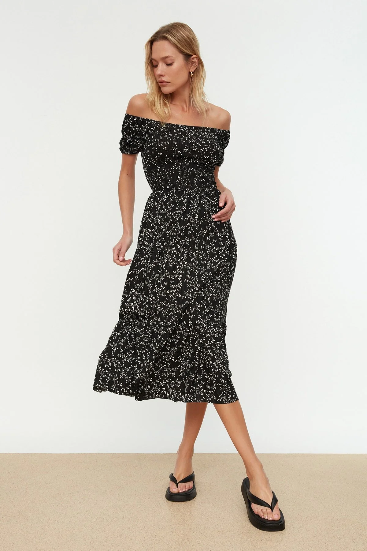 Trendyol Collection  Schwarzes Cord-Strickkleid mit Carmenkragen und Print