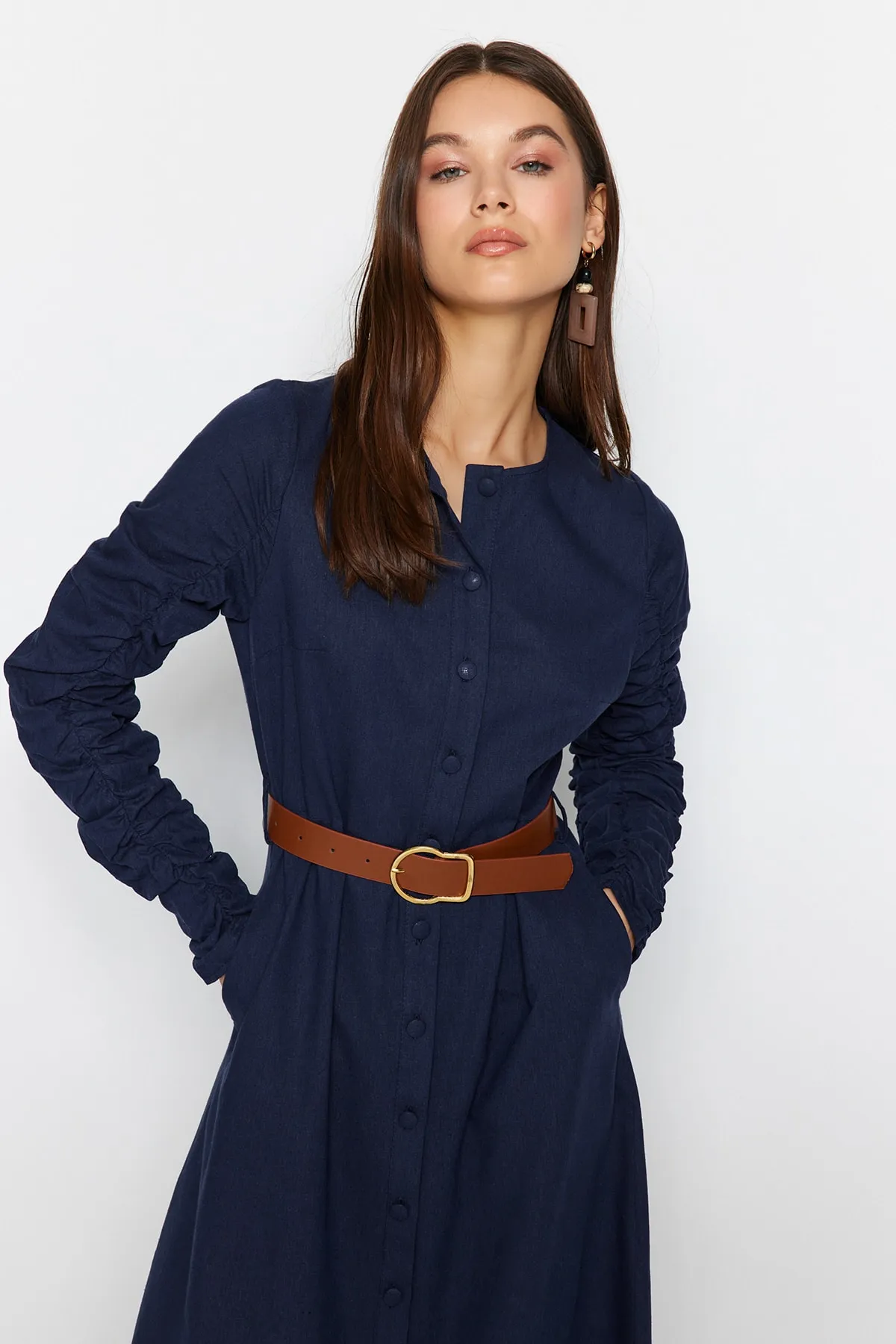 Trendyol Modest  Marineblaues Hemdblusenkleid aus gewebtem Leinengemisch mit Gürtelärmeln, gerafften Taschen und Details TCTSS23EB00152