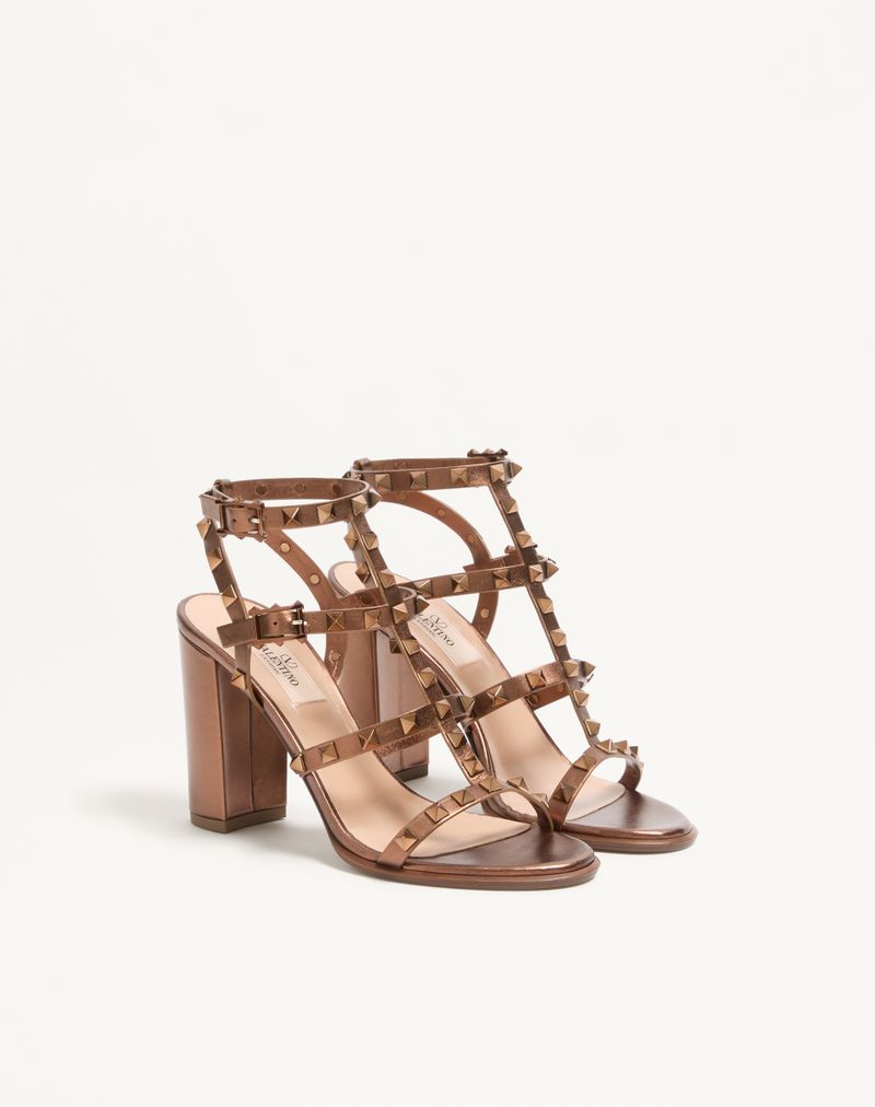 Rockstud-sandal i metallisk kalveskind med 90 mm remme