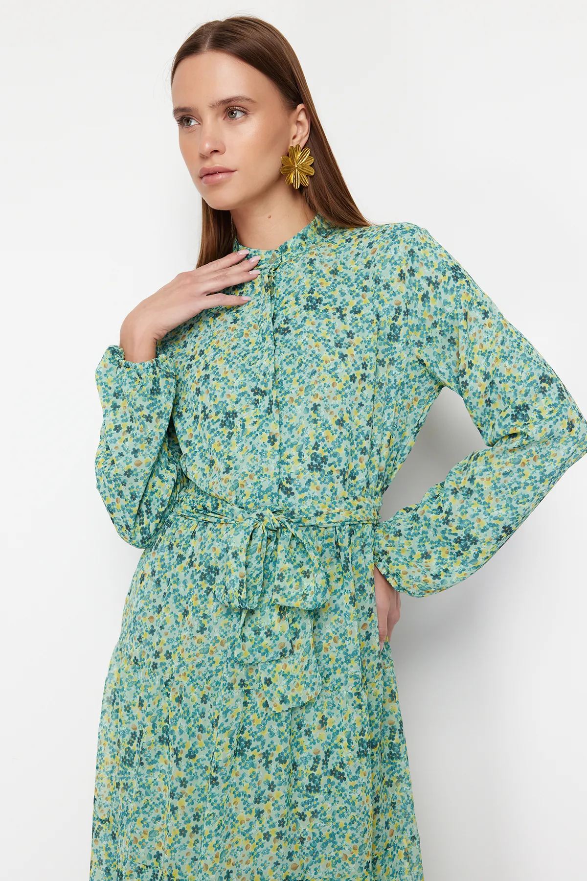 Trendyol Modest  Smaragdgrünes gemustertes, gefüttertes Chiffon-Kleid mit Gürtel, Stehkragen und Futter TCTSS21EL3346