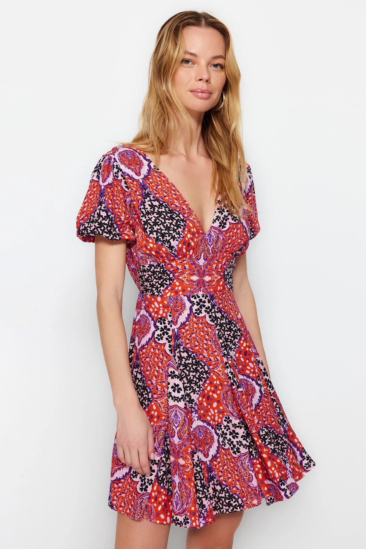 Trendyol Collection  Gewebtes Mini-Strandkleid mit Blumenmuster TBESS23EL00238