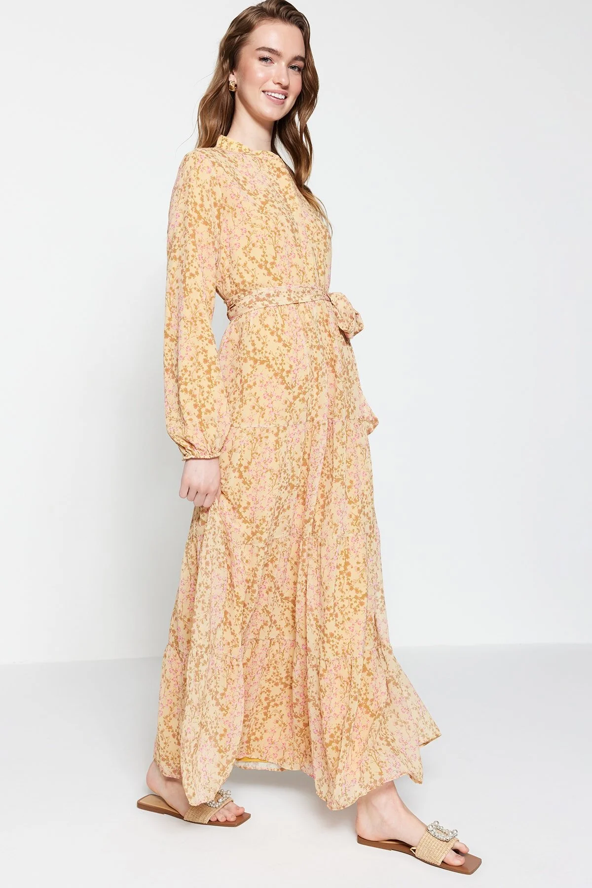 Trendyol Modest  Gelbes Kleid aus gewebtem Chiffon mit Blumenmuster, Gürtel, Stehkragen und Futter TCTSS21EL3346