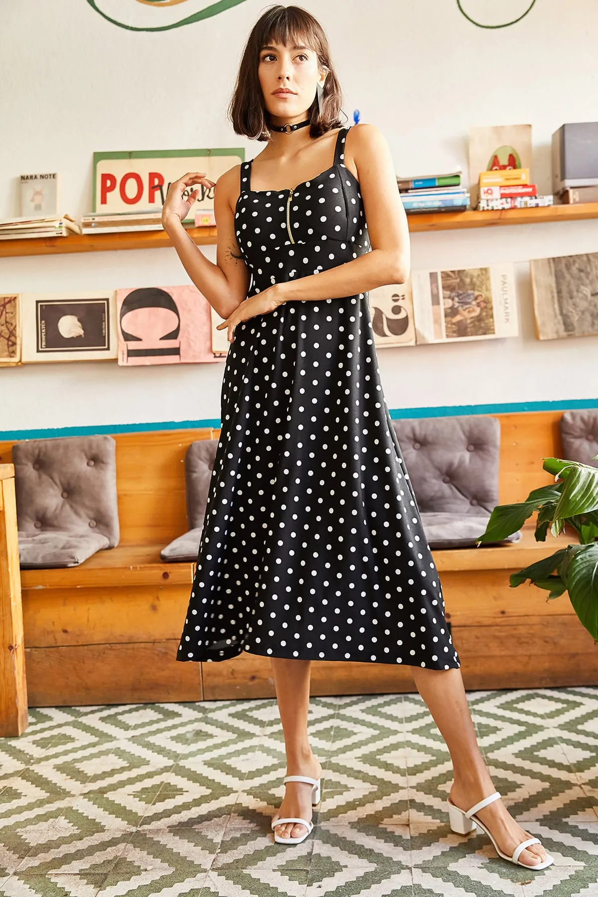 Olalook  Schwarzes Damenkleid mit gepunktetem Reißverschluss und großem Palmenmuster ELB-19000615