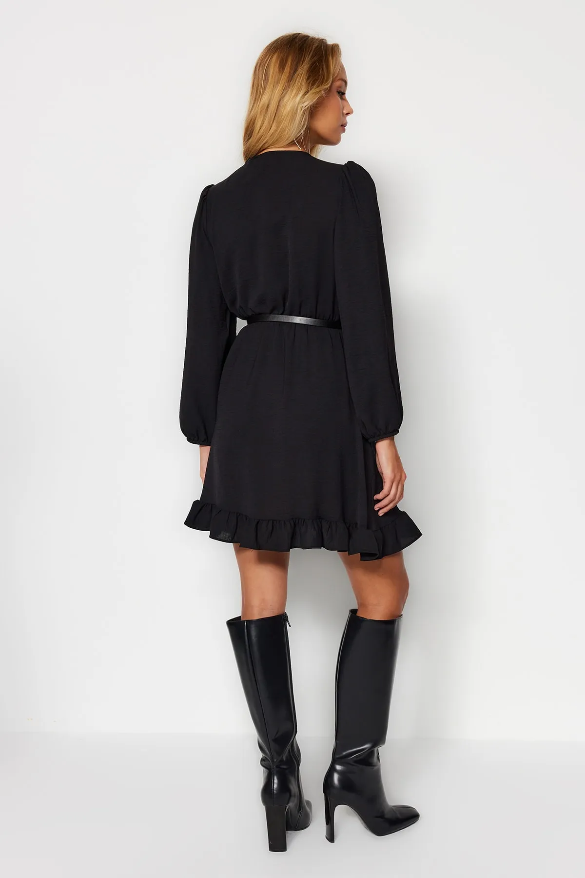 Trendyol Collection  Schwarzes gewebtes Minikleid mit zweireihigem Rock und Rüschen TWOAW24EL00249