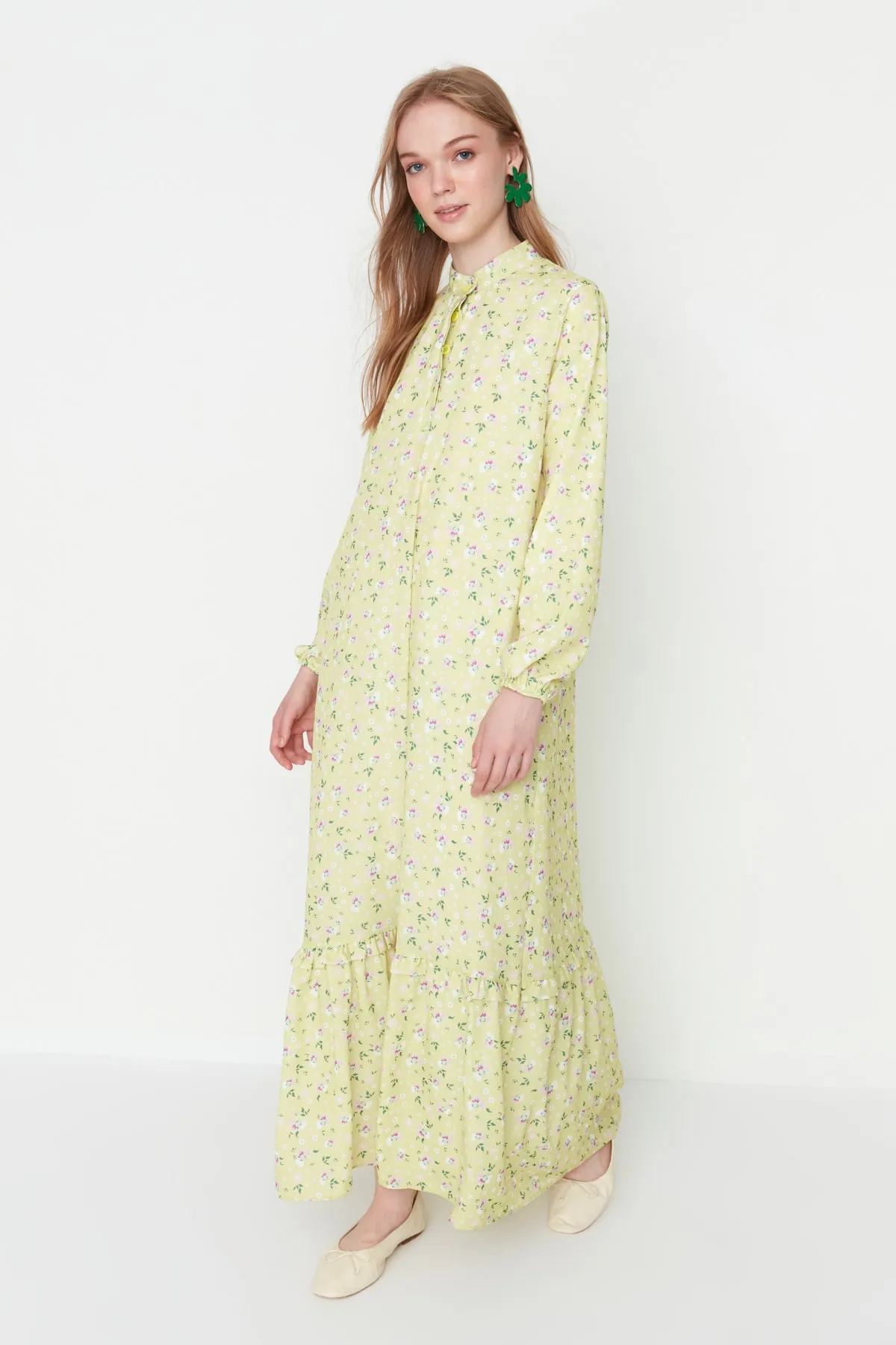 Trendyol Modest  Hellgelbes, gewebtes Kleid mit Blumenmuster, halber Knopfleiste und Rüschenspitze, gefüttert TCTSS21EL3353