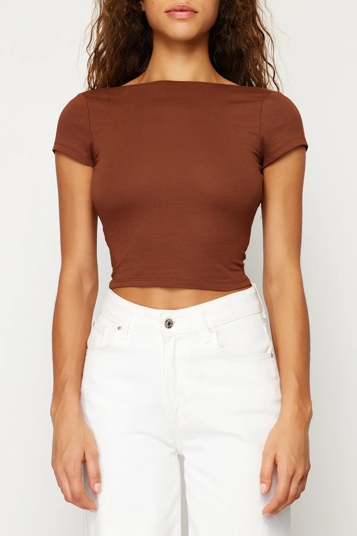 Trendyol Collection  Braune, rückenfreie, bauchfreie, dehnbare Strickbluse aus Baumwolle TWOSS23BZ00912