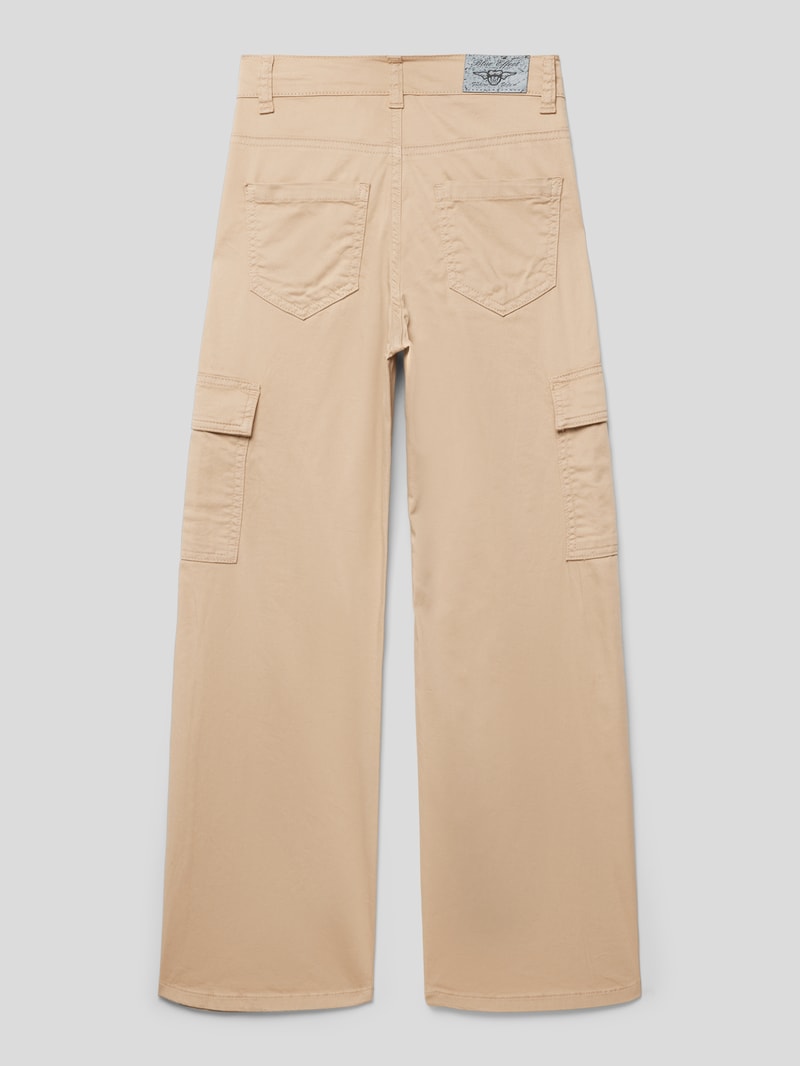 Stoffhose mit aufgesetzten Taschen in beige