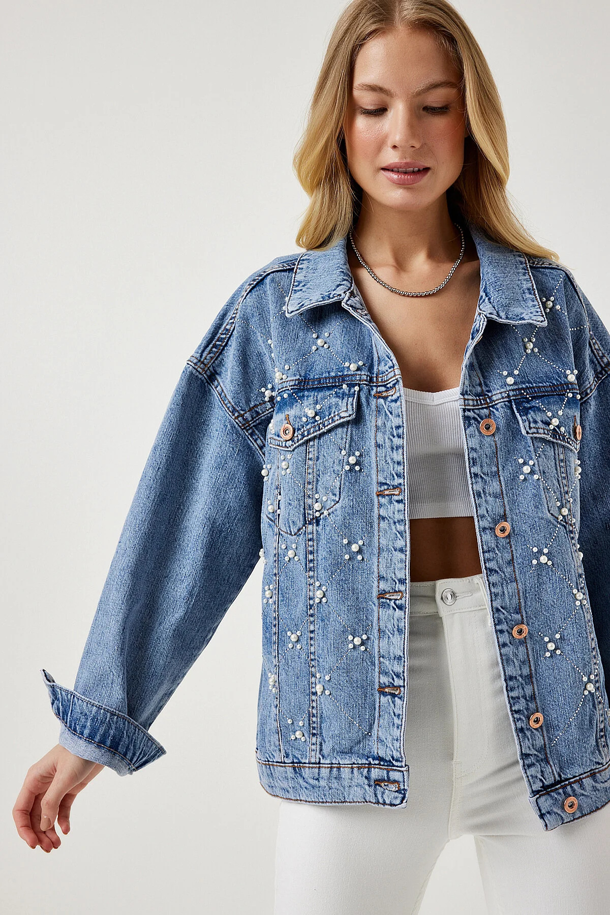 Happiness İstanbul  Hellblaue Jeansjacke mit Perlenstickerei für Damen RV00168