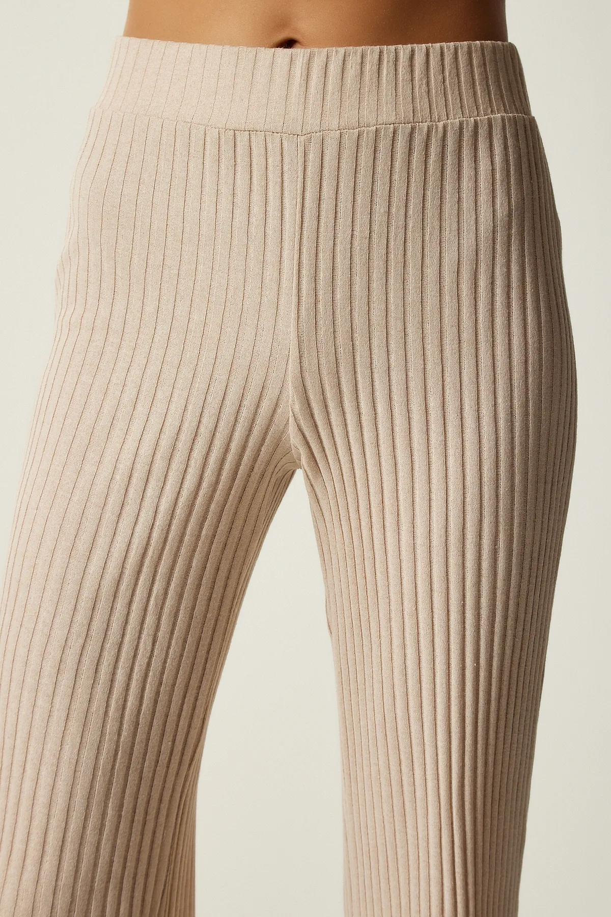 Happiness İstanbul  Damen-Set aus schnurgebundener Strickbluse und Hose in Beige OW00008