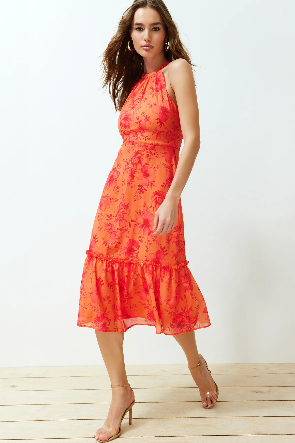 Trendyol Collection  Orangefarbenes, gewebtes Kleid mit A-Ausschnitt und Neckholder-Midi-Chiffon-Futter und Blumendruck TWOSS19LJ0200