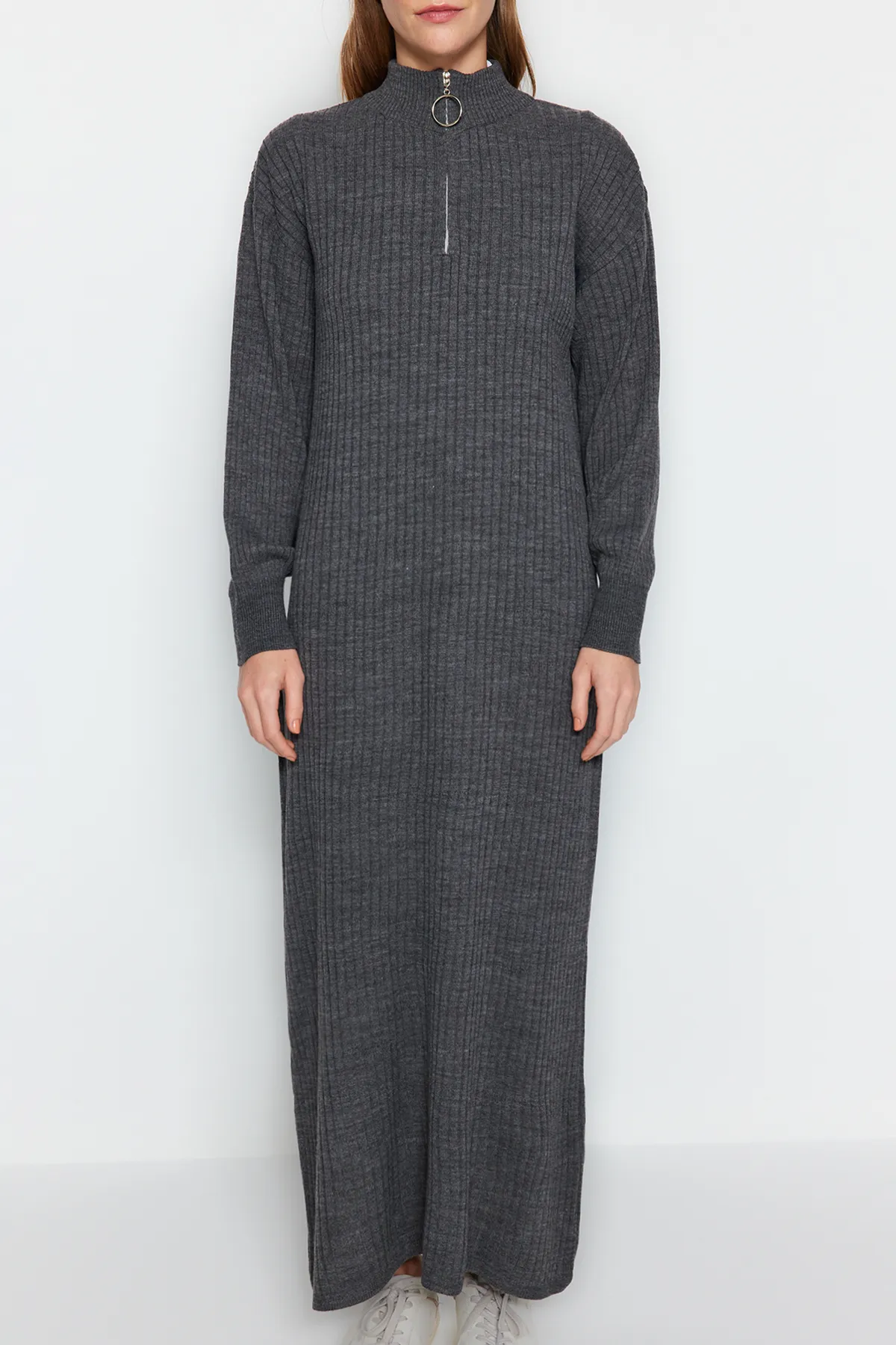 Trendyol Modest  Anthrazitfarbenes Rippstrickkleid mit Kragen und Reißverschluss TCTAW24EB00128
