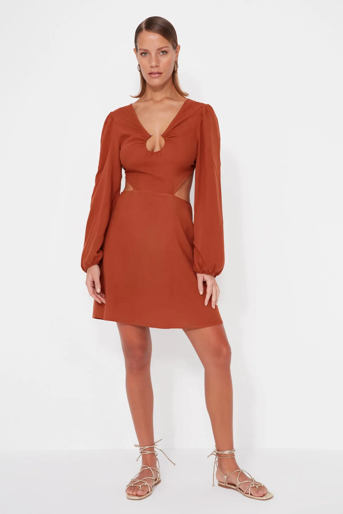 Trendyol Collection  Braunes, figurbetontes, rückenfreies Mini-Strandkleid aus Webstoff TBESS23EL00153