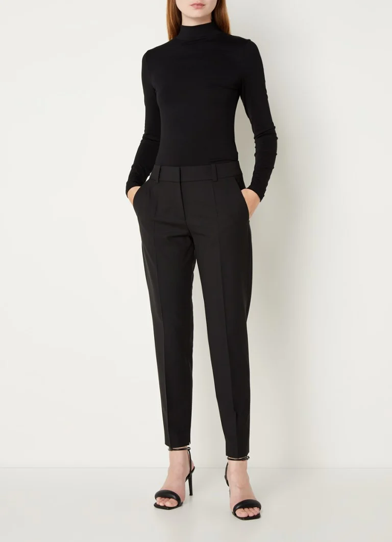 Pantaloni scurți HUGO BOSS Hetana cu croială mulată, talie înaltă și confecționat din amestec de lână.