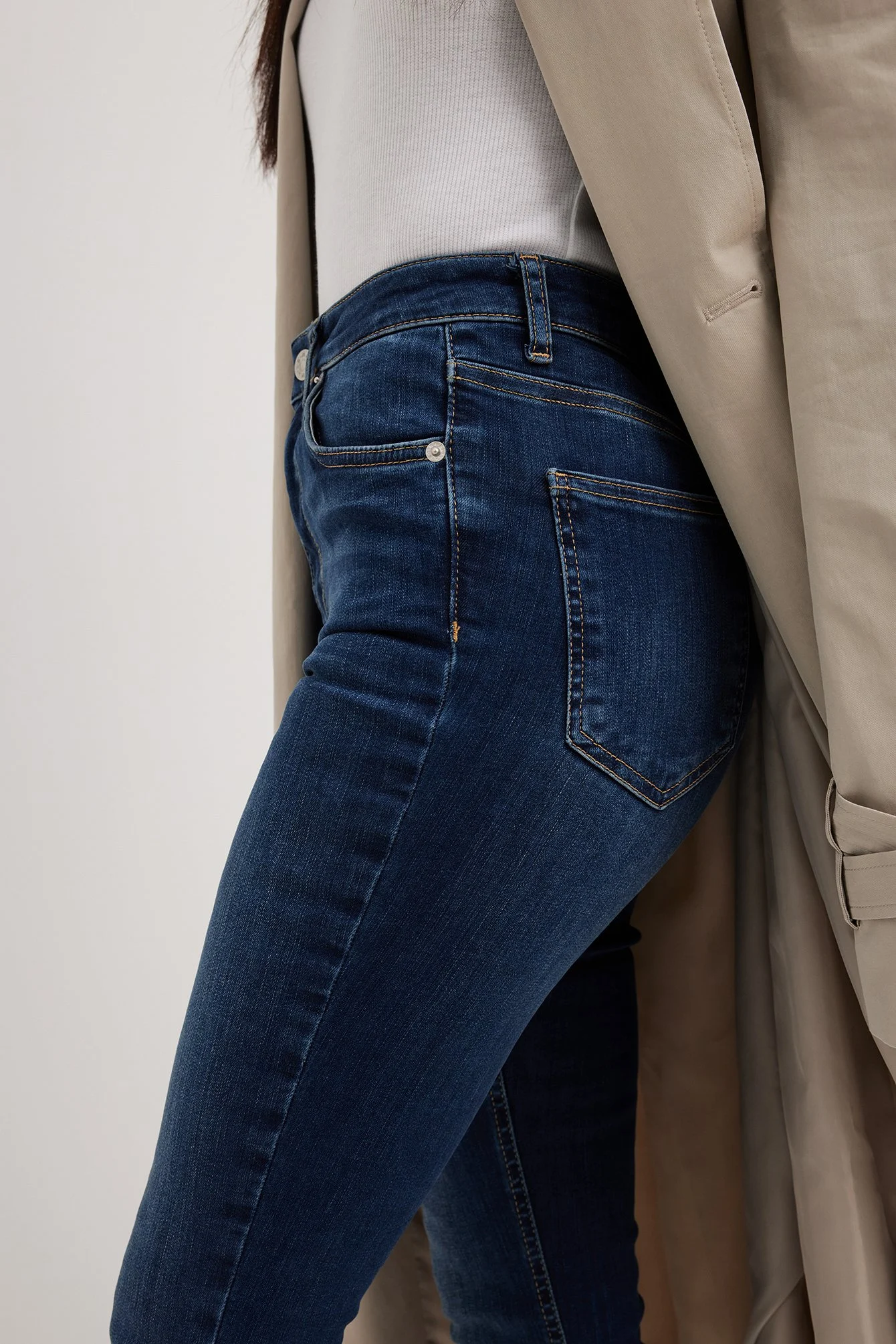 Skinny-Jeans mit hoher Taille und rohem Saum