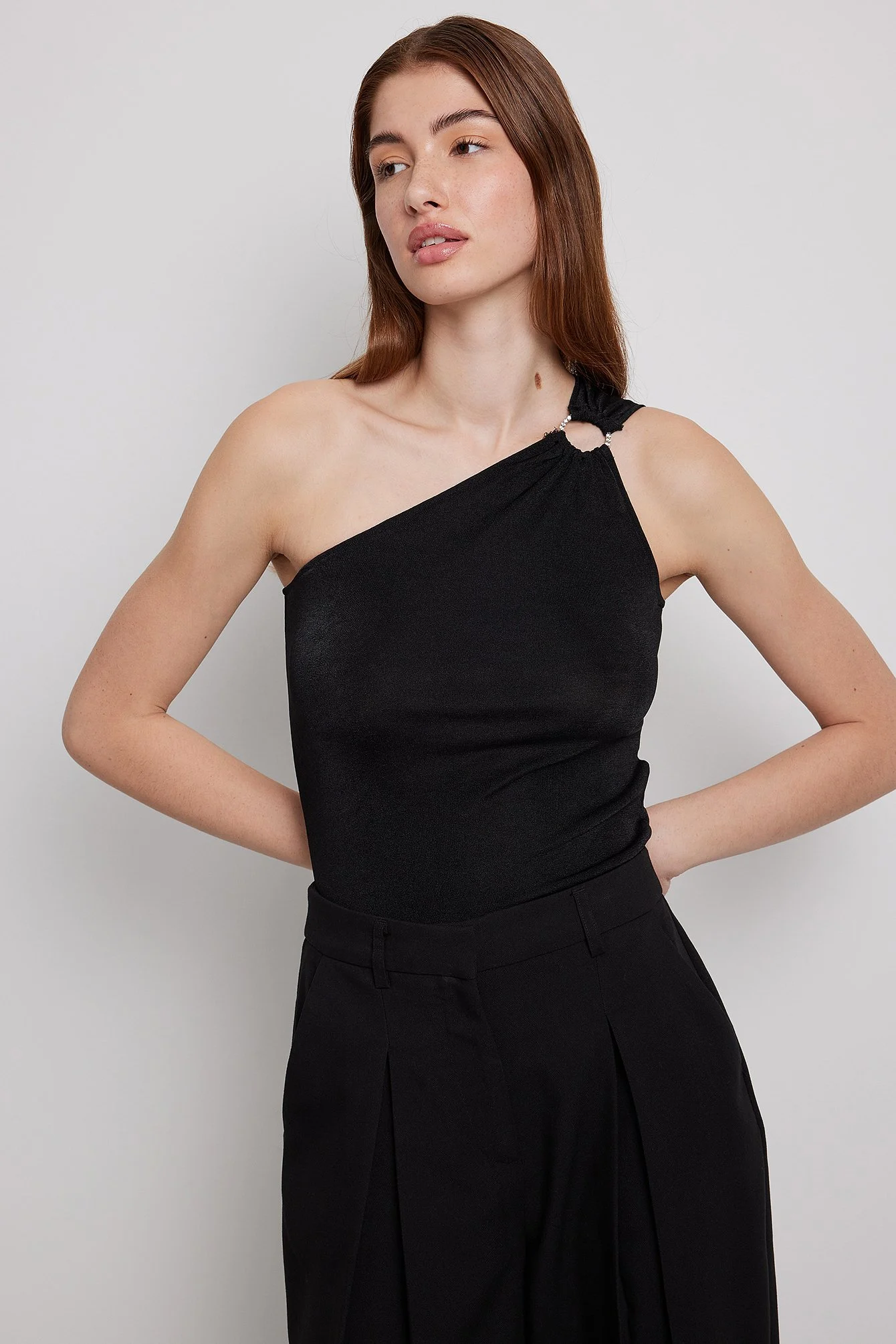 One-Shoulder-Oberteil mit Schnalle
