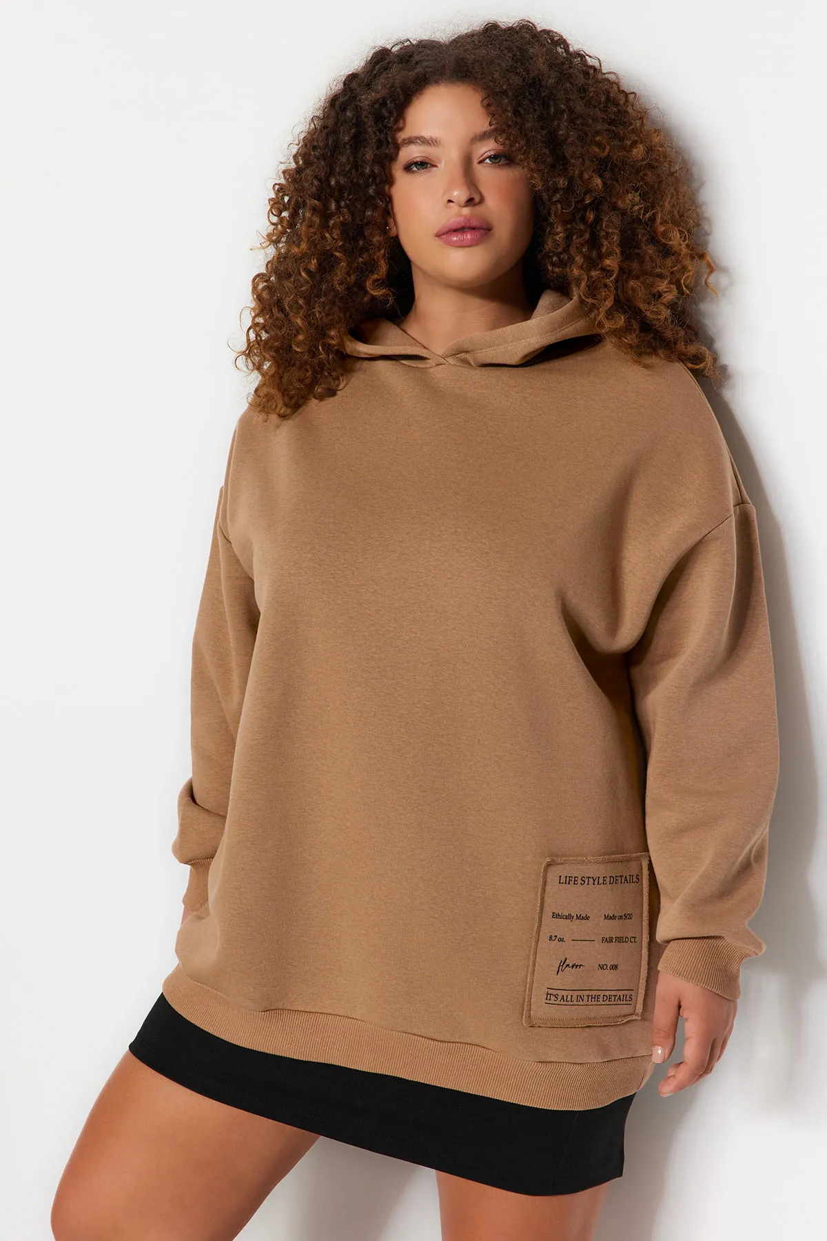 Trendyol Curve  Übergroßes Strick-Sweatshirt mit Stickereidetail in Nerz TBBAW24AO00018