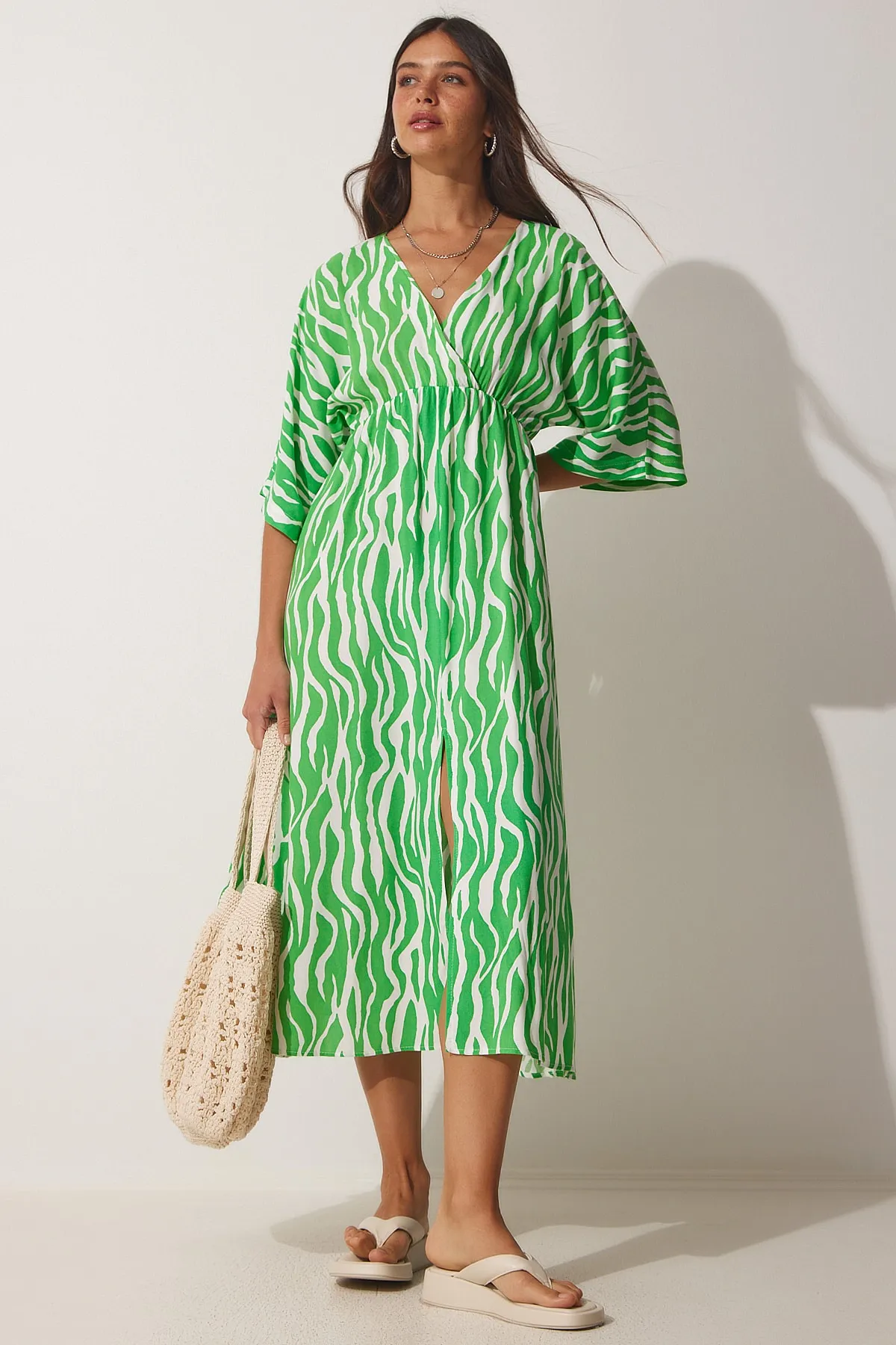 Happiness İstanbul  Grünes langes Viskose-Sommerkleid mit tiefem V-Ausschnitt für Damen CI00081