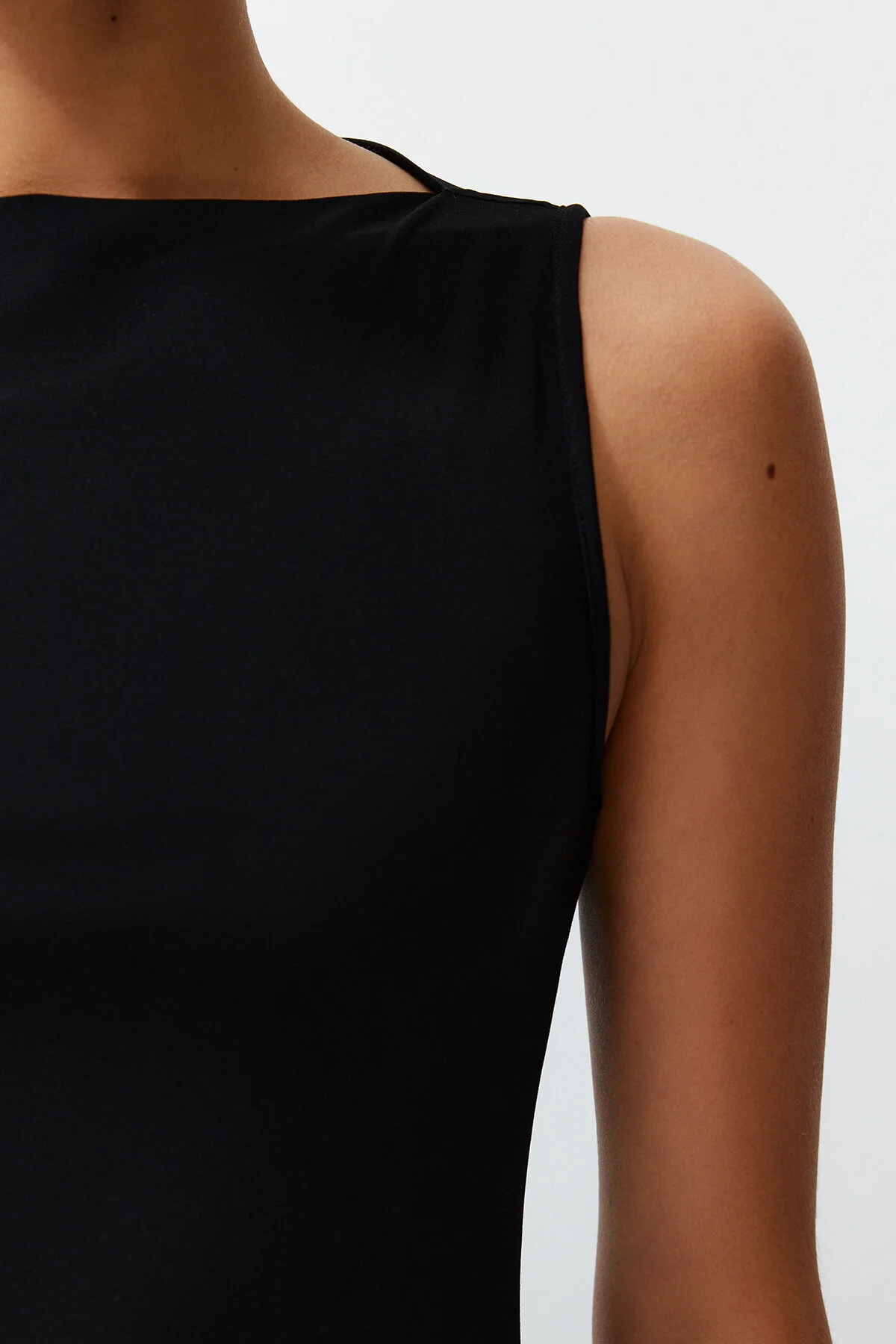 Trendyol Collection  Schwarzes, figurbetontes, ärmelloses, dehnbares, dickes Sandy-Maxi-Bleistiftkleid mit Schlitz und Rüschendetail TWOSS24EL00688