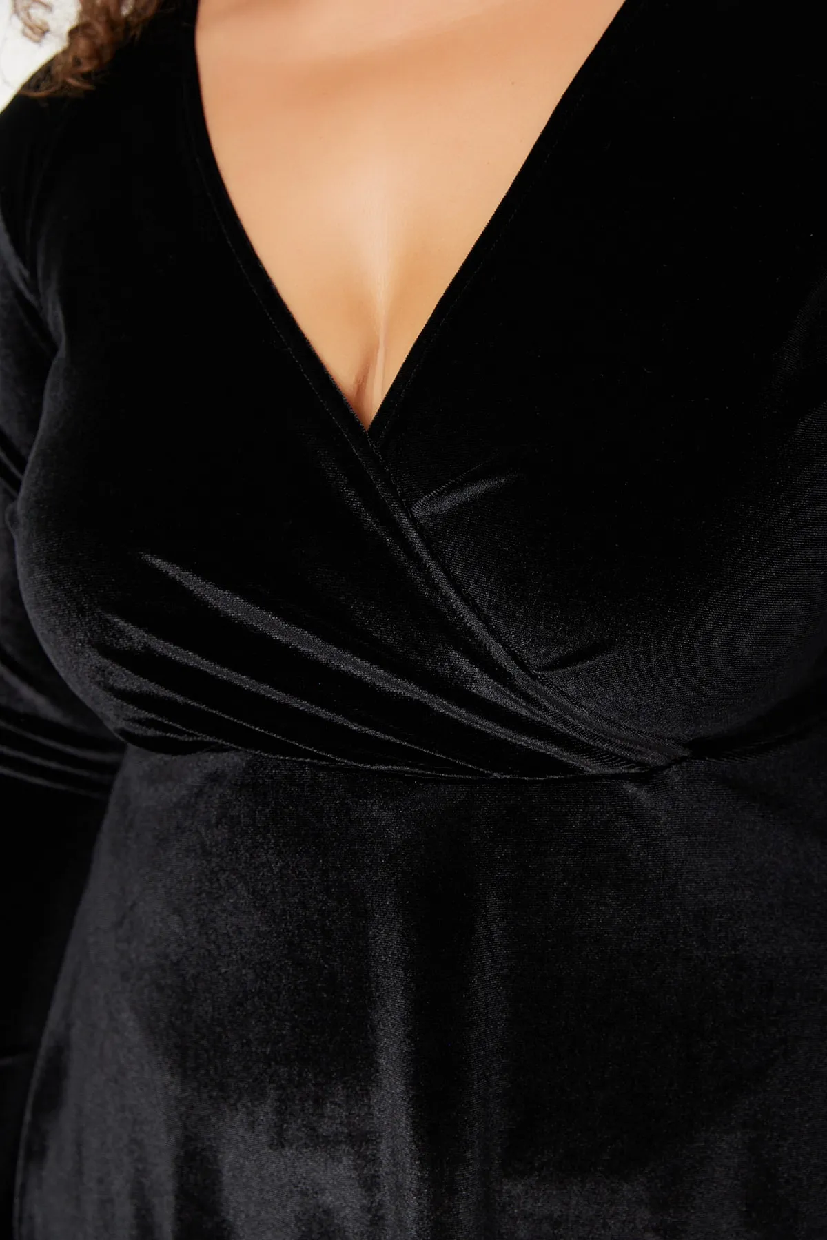 Trendyol Curve  Schwarzes Strickkleid aus Samt mit zweireihigem Kragen und Kragen TBBAW23AH00117