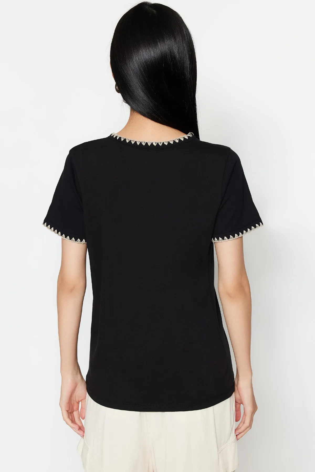 Trendyol Collection  Schwarzes Basic-Strick-T-Shirt aus 100 % Baumwolle mit Rundhalsausschnitt und Kontrastnähten TWOSS19AD0085
