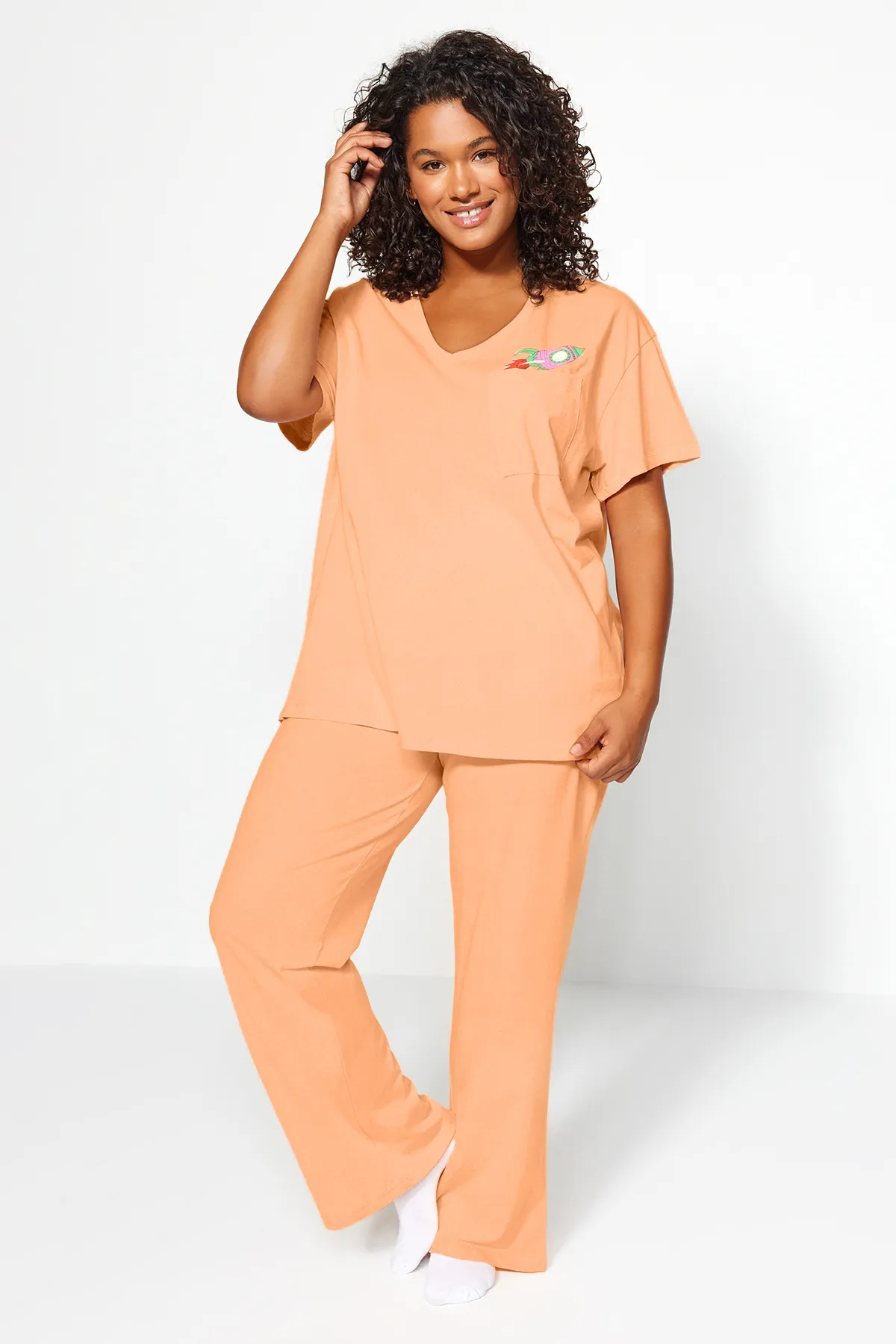 Trendyol Curve  Lachsfarben bedrucktes, gestricktes Pyjama-Set mit Taschen und Details TBBAW24AI00004