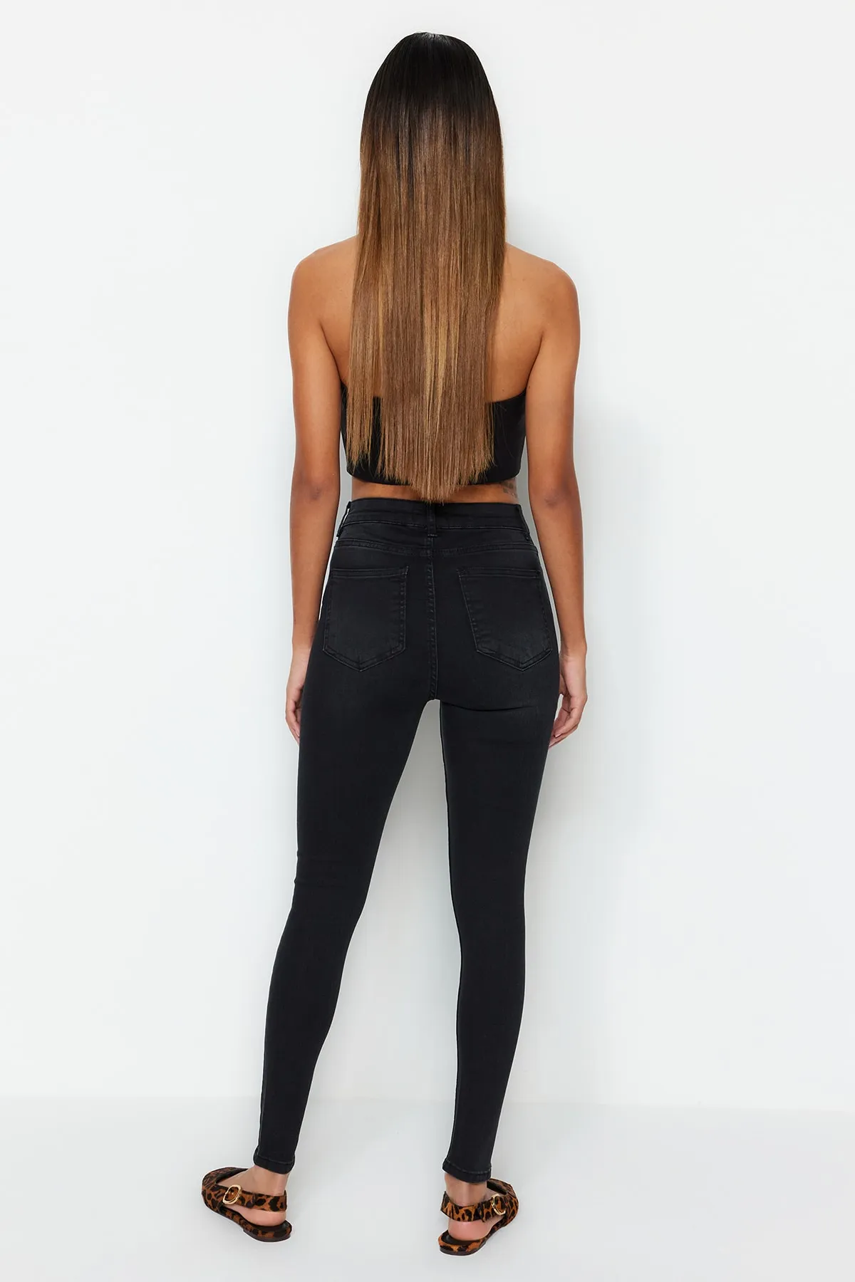 Trendyol Collection  Schwarze Skinny Jeans mit Schlankheitseffekt und superhoher Taille TWOSS23JE00080