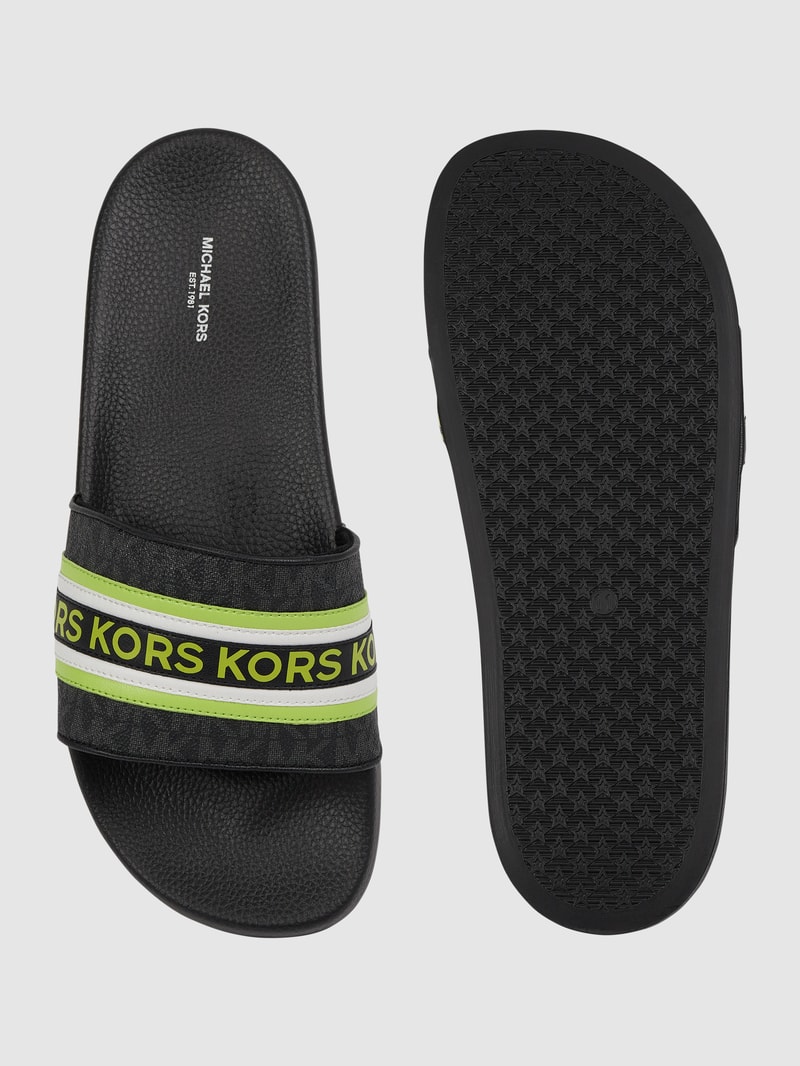 Slides mit Logo-Muster in khaki