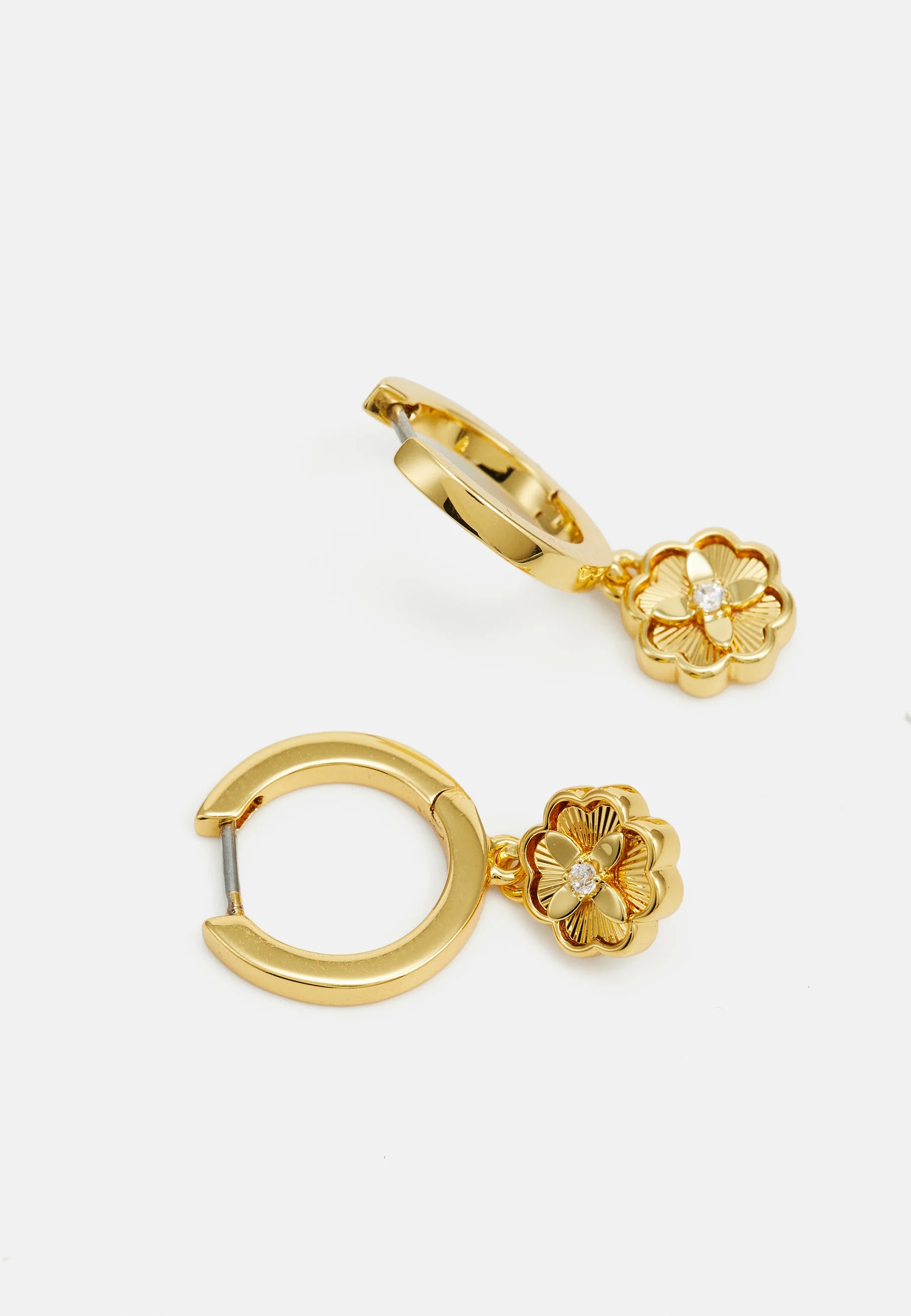 Pendientes Huggies de Kate Spade New York