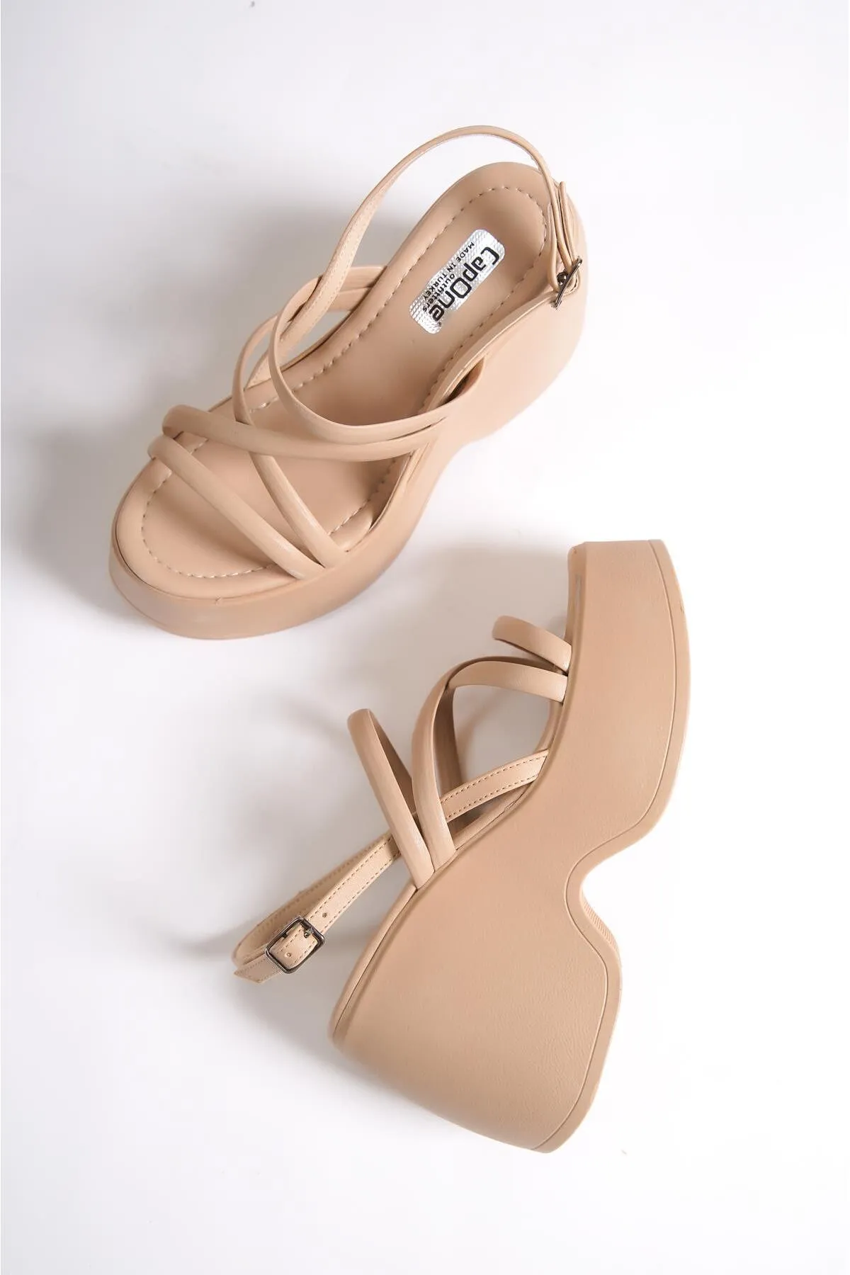 Capone Outfitters  Capone Damen-Sandalen mit hohem Keilabsatz und Knöchelriemen in Beige