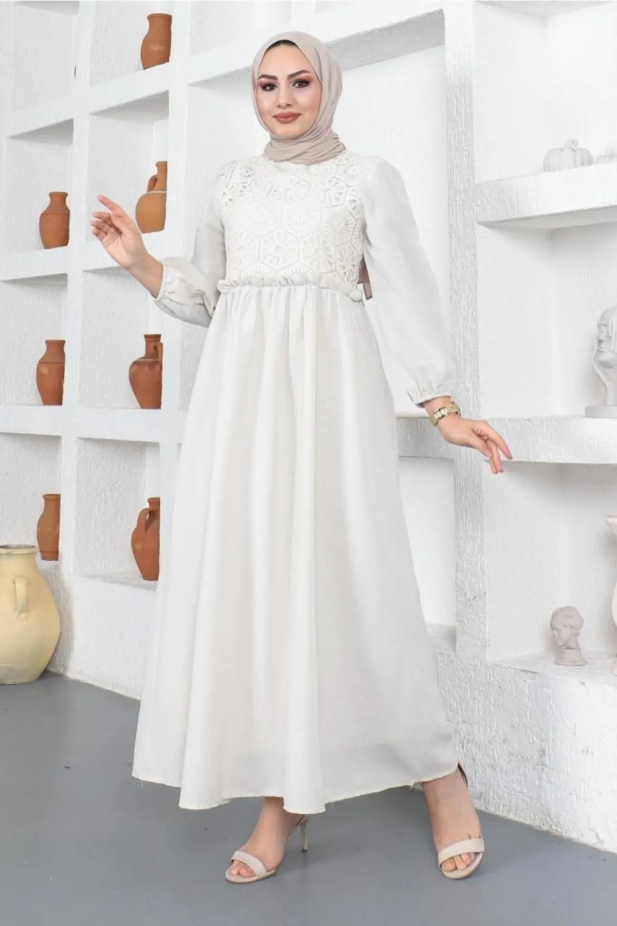 benguen  8787 Spitzendetailliertes Hijab-Kleid aus Leinen in Steinfarbe
