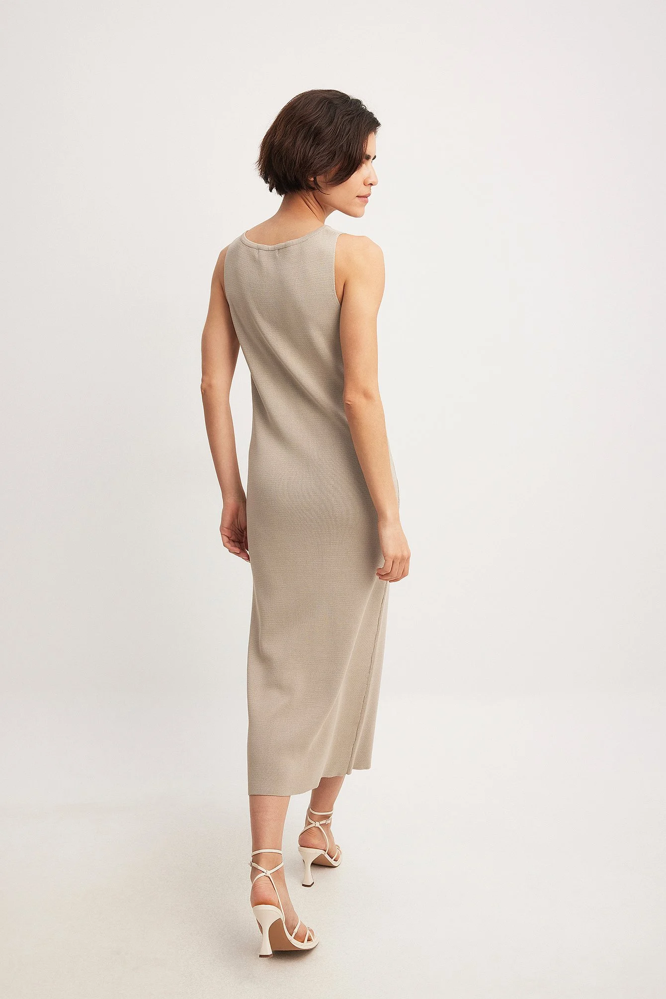 Feingestricktes ärmelloses Midi-Kleid