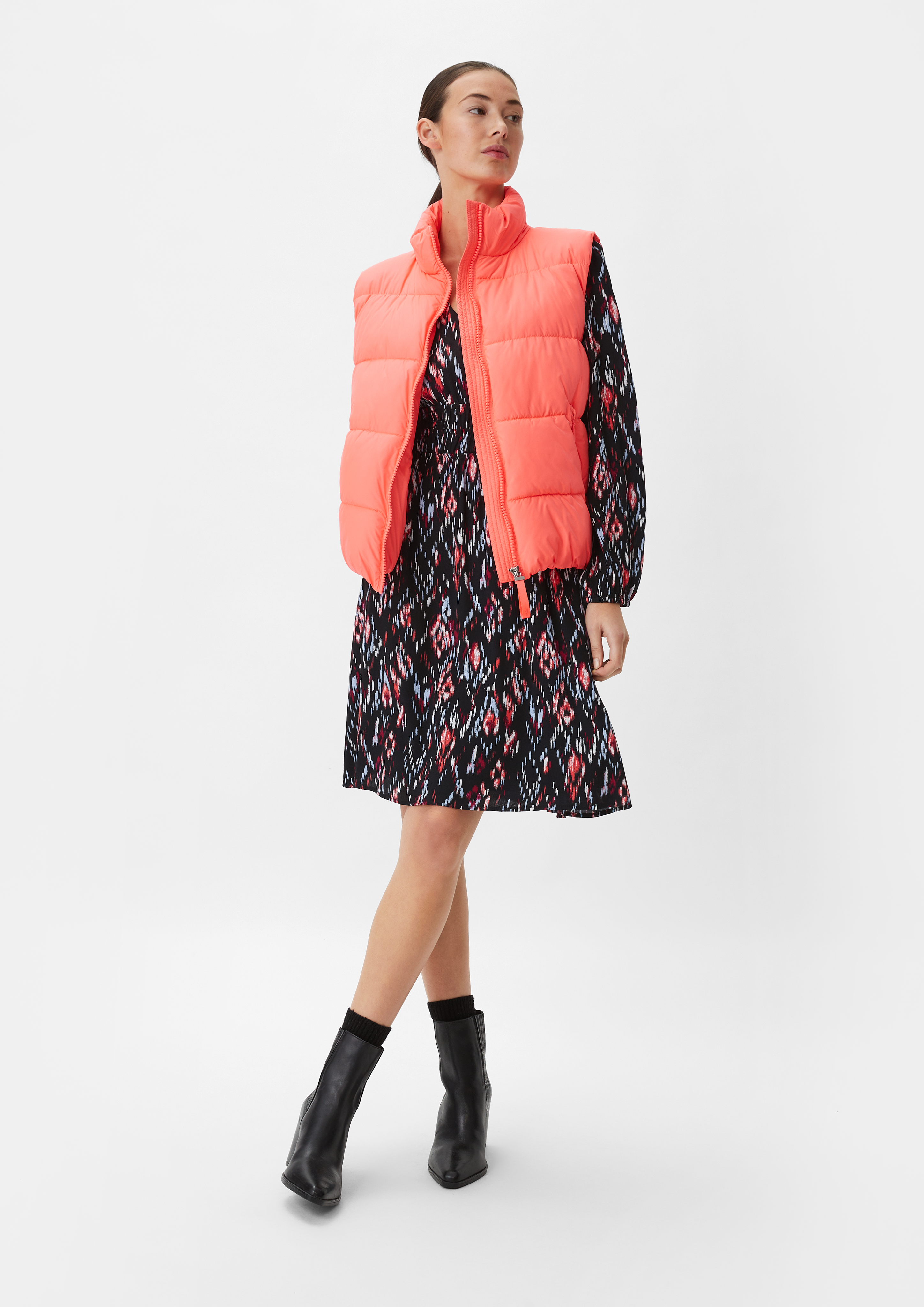 Tailliertes Kleid aus Crêpe - schwarz