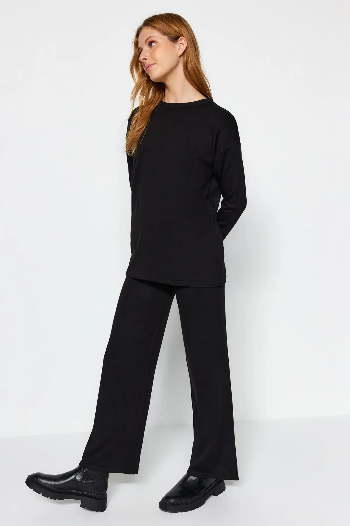 Trendyol Collection  Schwarzes Basic-Set aus Strickoberteil und -unterteil mit Rundhalsausschnitt, TWOAW23AU00244
