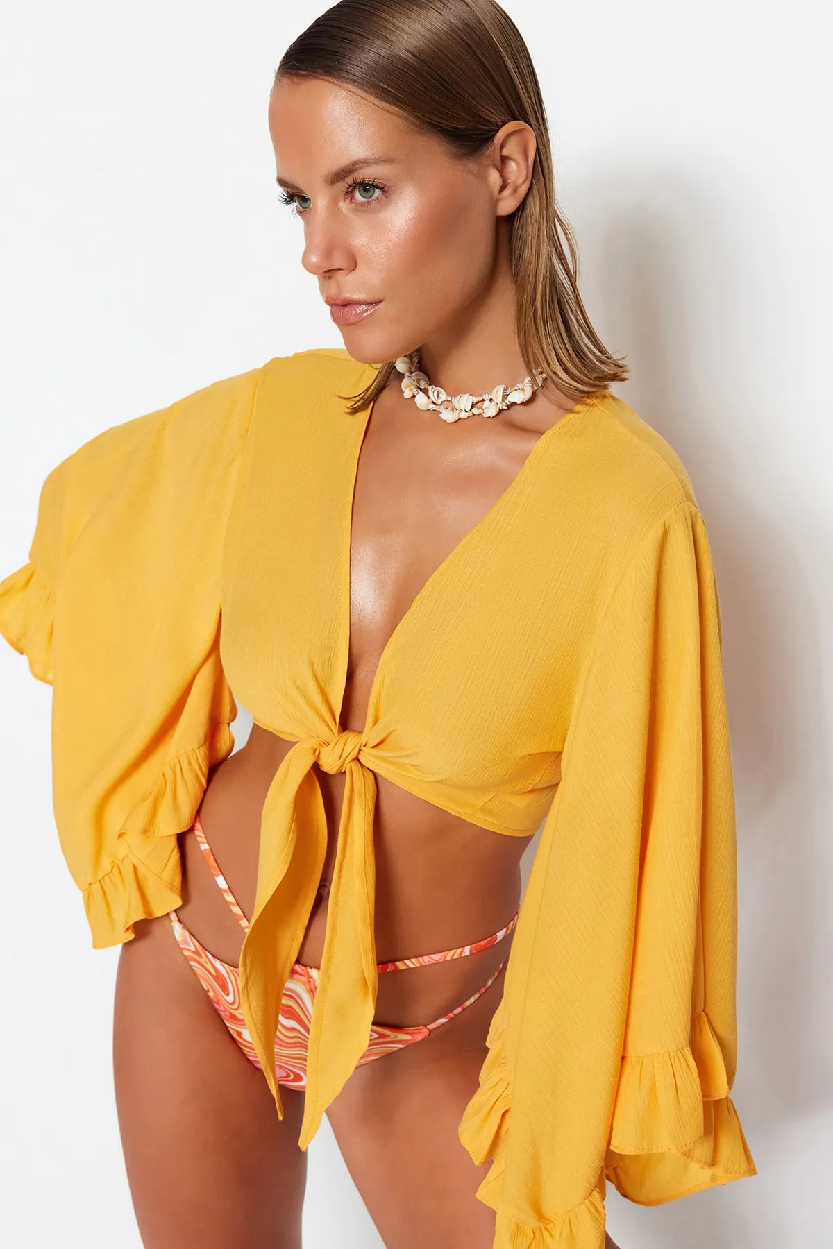 Trendyol Collection  Orangefarbene, bauchfreie, gewebte Volantbluse TBESS19BB0095