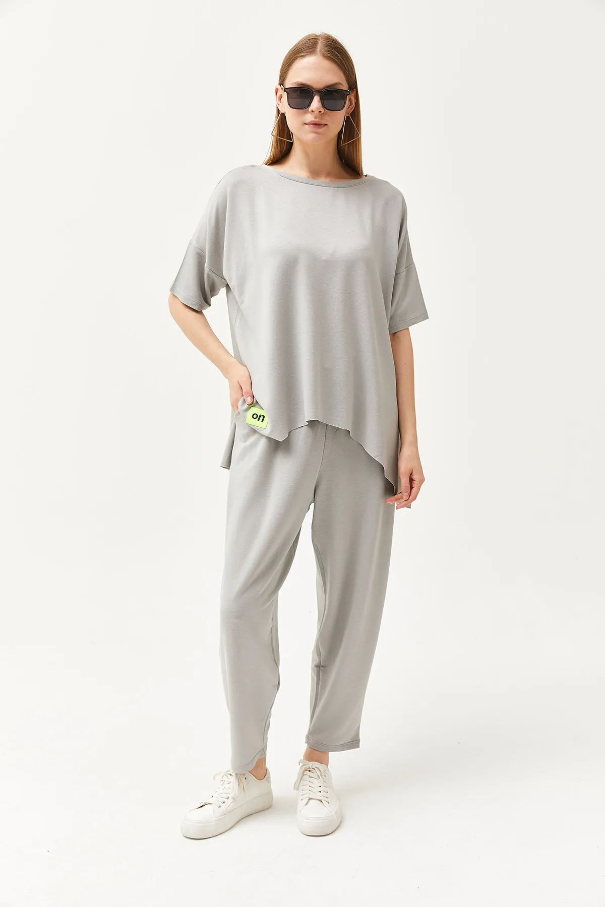 Olalook  Graue asymmetrische Bluse für Damen mit weicher Struktur, Oberteil und Kristallen, Anzug TKM-19000269