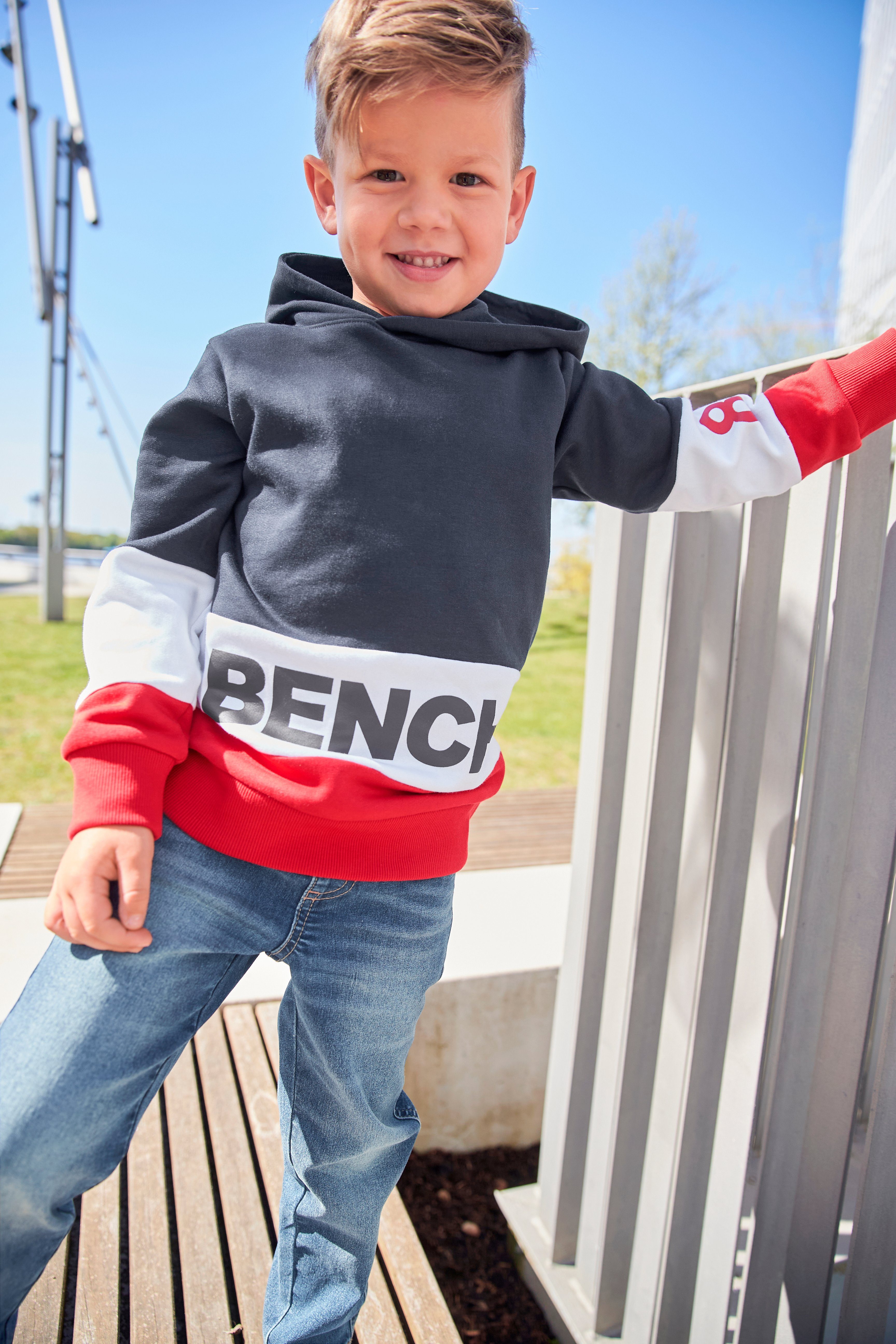 Bench. Kapuzensweatshirt im Colorblock-Design mit Logo-Drucken
