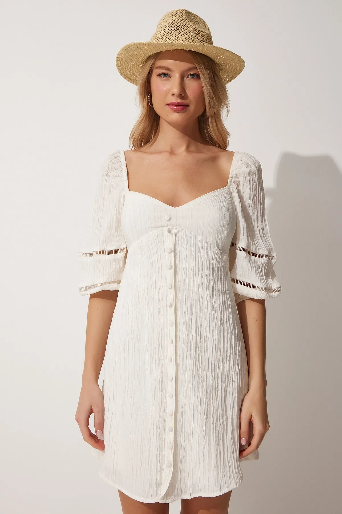 Happiness İstanbul  Weißes Damen-Sommerkleid mit herzförmigem Ausschnitt und Ballonärmeln DM00113