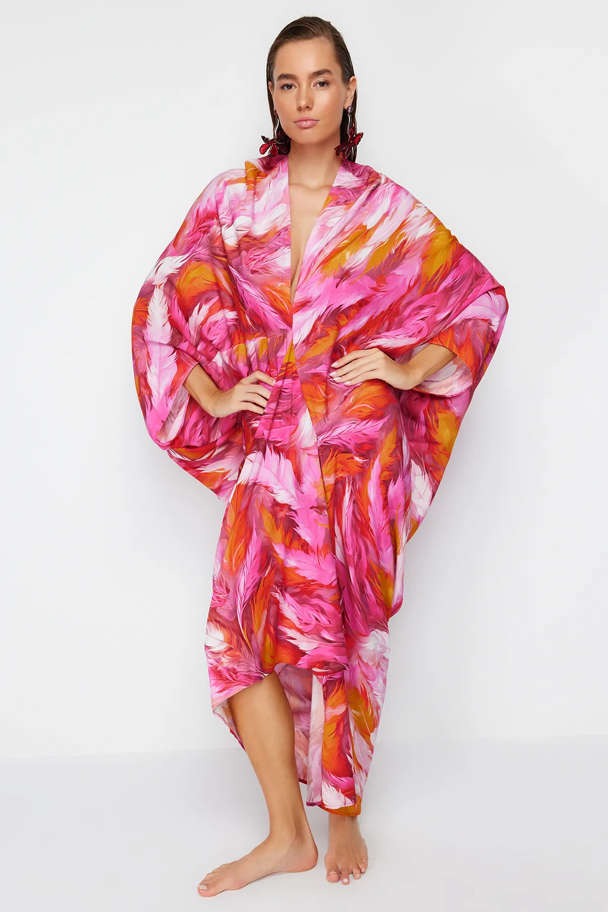 Trendyol Collection  Abstrakt gemustertes, weit geschnittenes, gerafftes Maxi-Strandkleid TBESS23EL00274