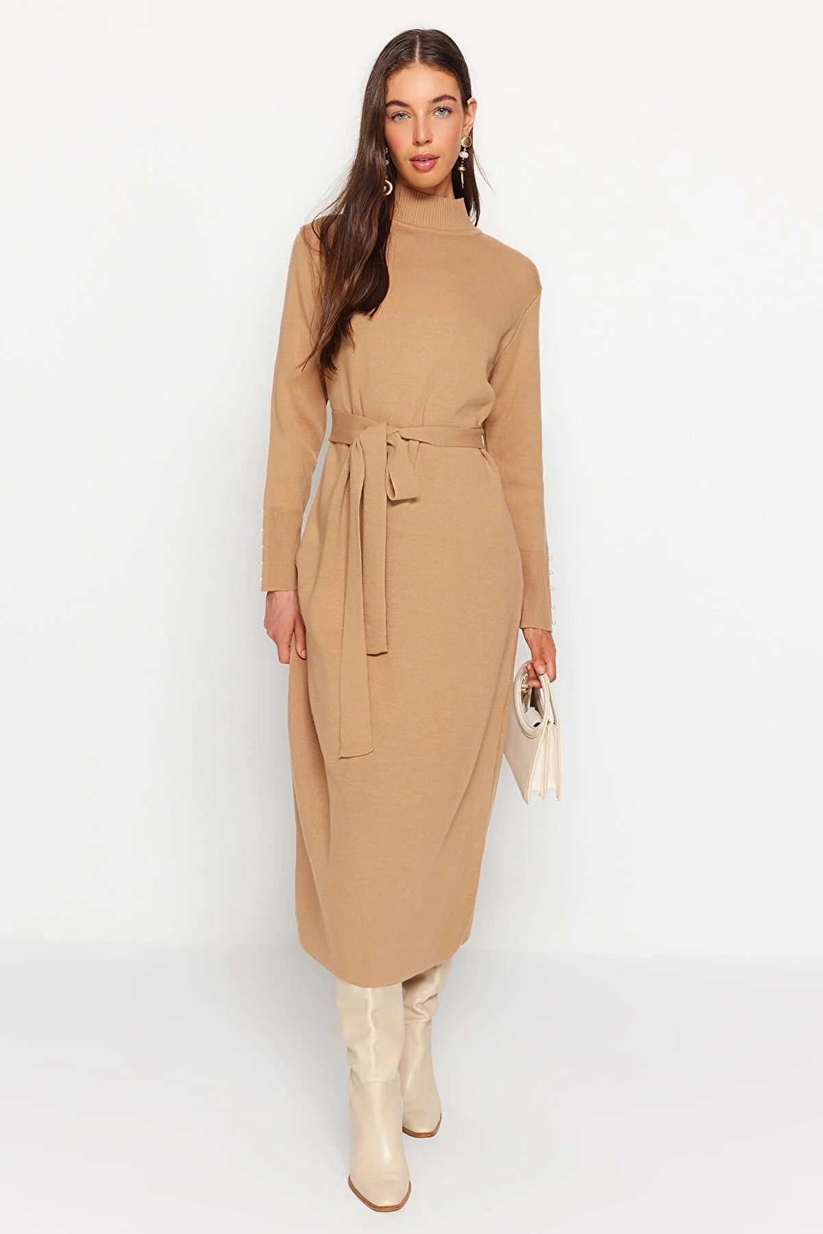 Trendyol Modest  Beiges langes Strickkleid mit Gürtel und Perlendetail TCTAW24EB00016
