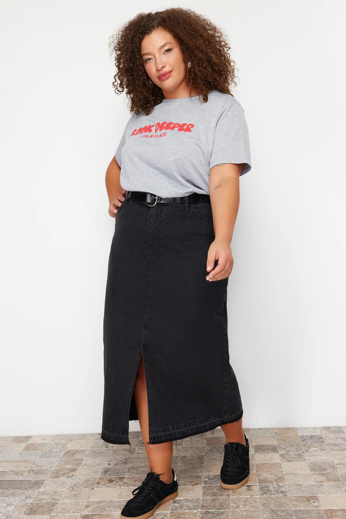 Trendyol Curve  Schwarzer Denim-Rock in großen Größen TBBSS23AZ00054