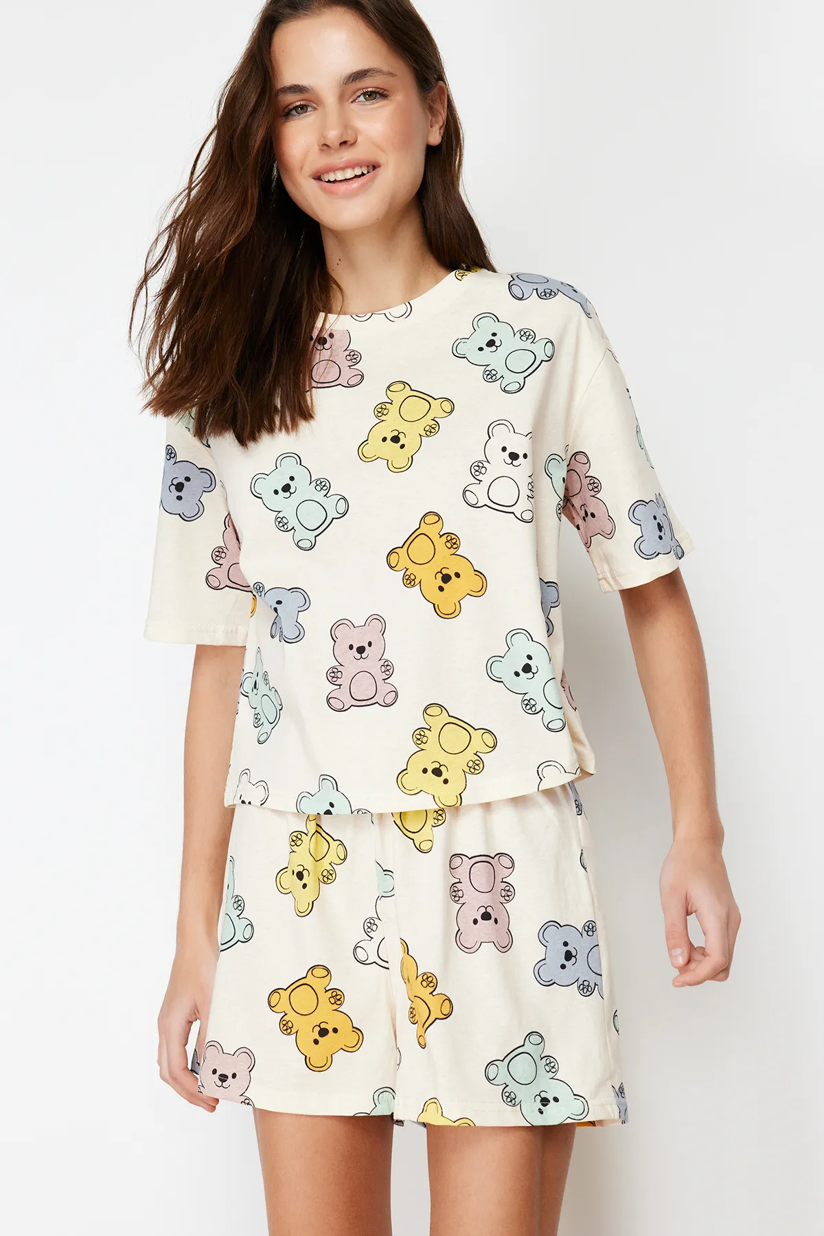 Trendyol Collection  Ecrufarbenes Strick-Pyjama-Set aus 100 % Baumwolle mit Teddybär-Muster THMSS24PT00072