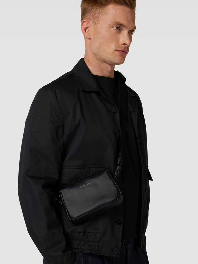 Umhängetasche mit Label-Details Modell 'CAMERA' in schwarz